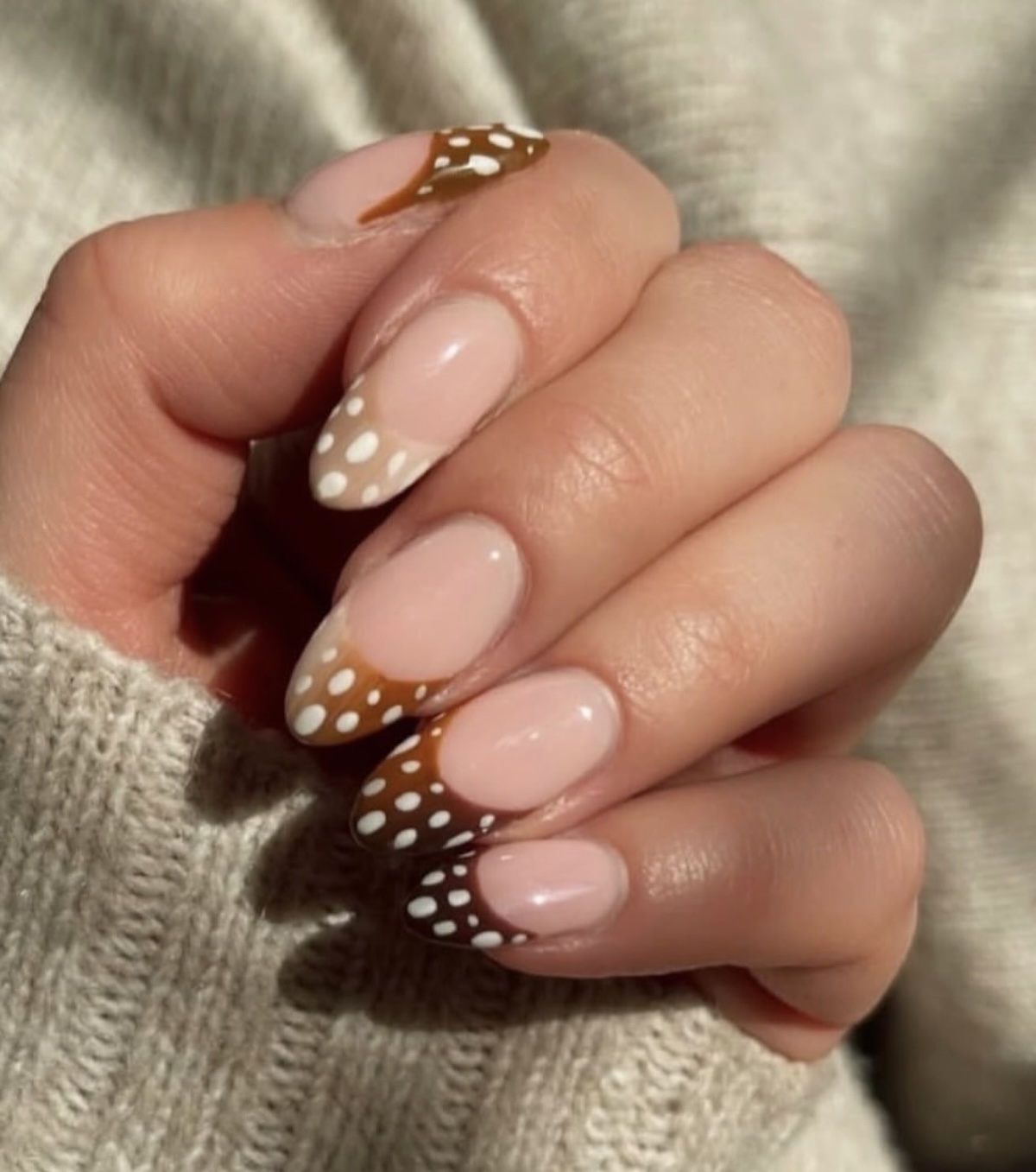 Manicura francesa con diseño de «fawn nails». Imagen: @thenicenailsclub