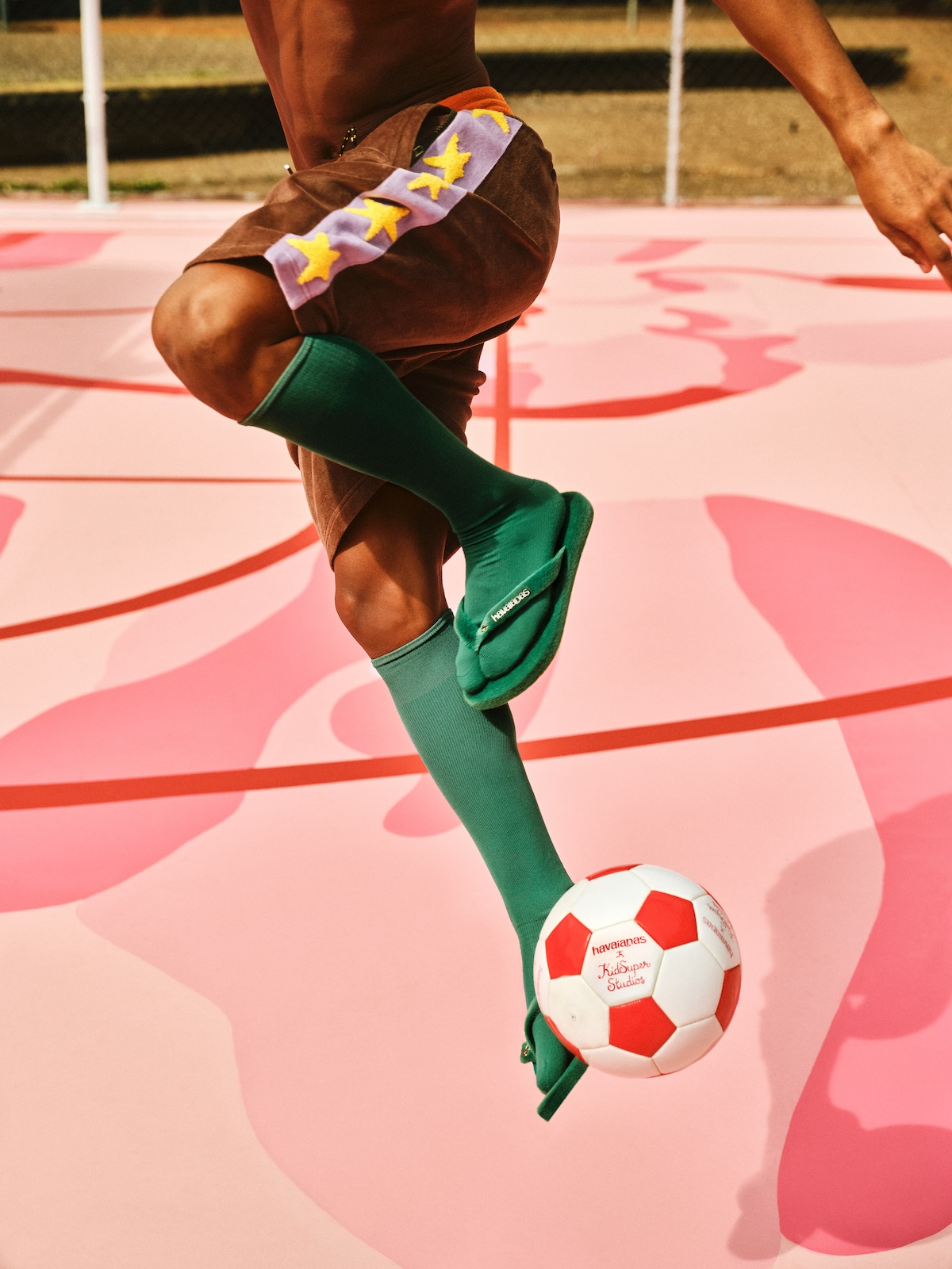 Imagen de campaña de la nueva colaboración de Havaianas x KidSuper, uno de los mejores lanzamientos de la semana