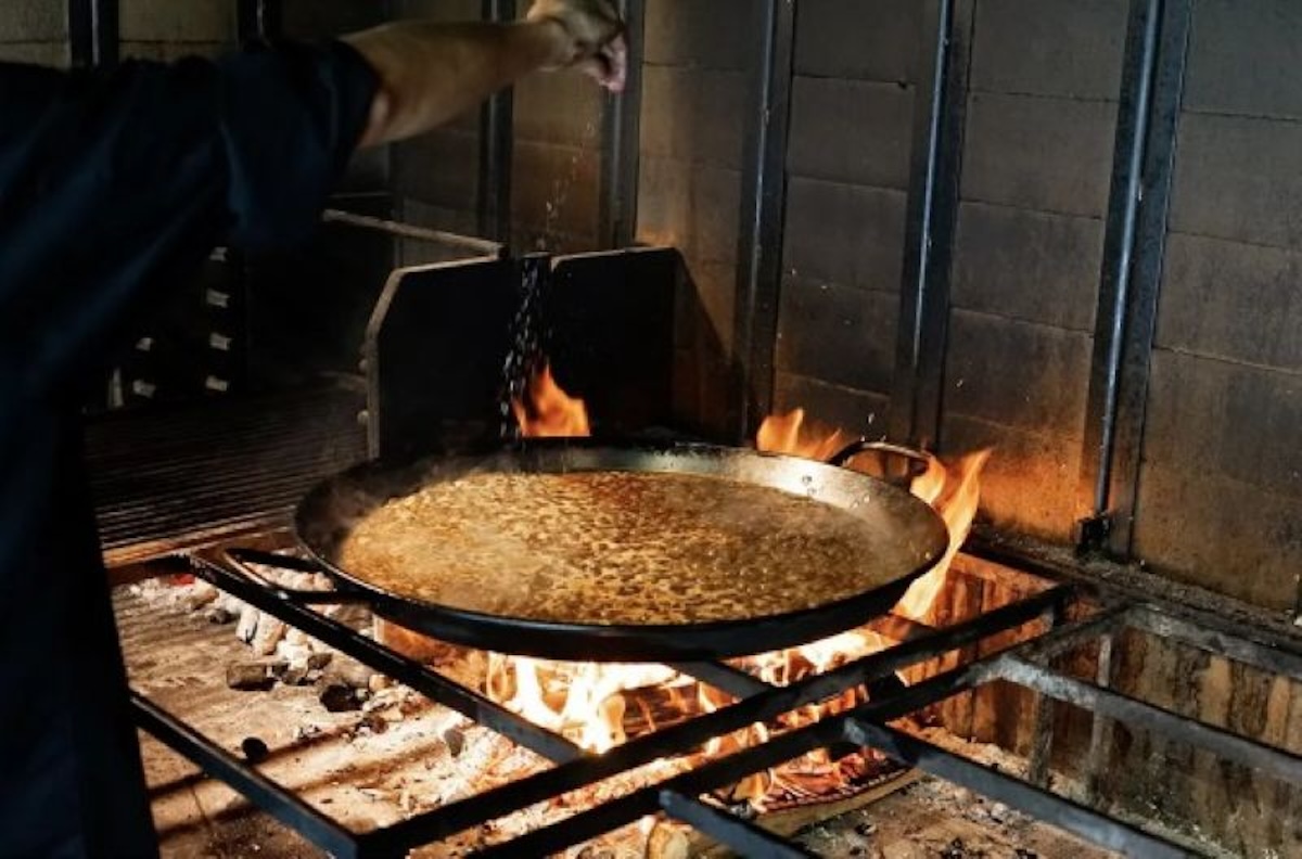 El arroz a la leña es uno de los grandes protagonistas de la propuesta mediterránea de Cadaqués. Cortesía del establecimiento