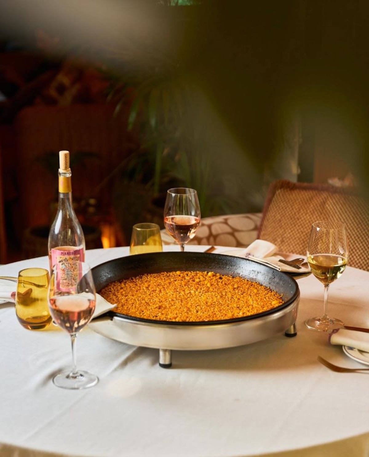 En Mar Mía, los arroces de inspiración alicantina se disfrutan en uno de los espacios más mediterráneos del centro de Madrid donde comer arroz. Cortesía del establecimiento