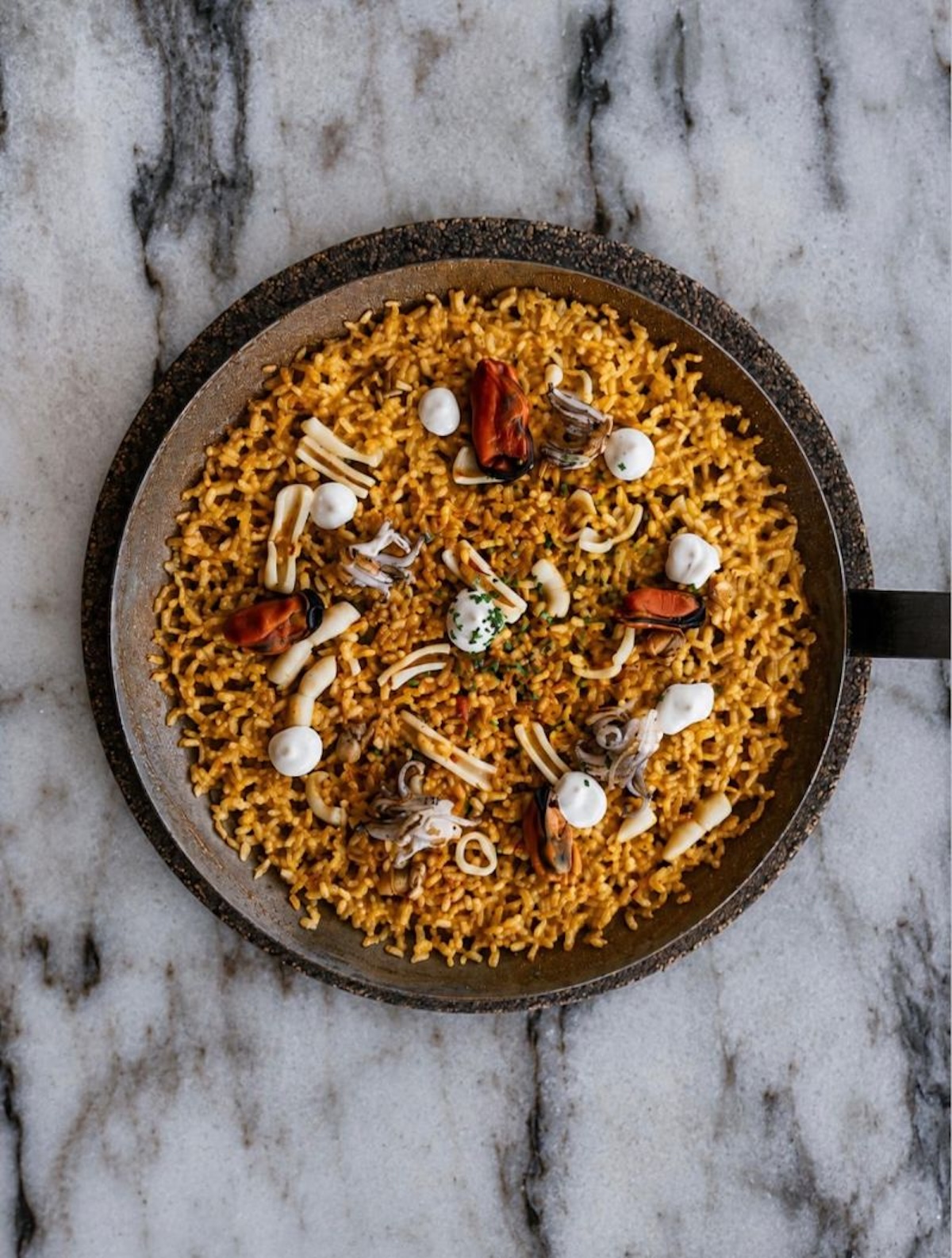 El arroz del senyoret es una de las propuestas con las que Arzábal se suma al universo de los arroces mediterráneos. Cortesía del establecimiento