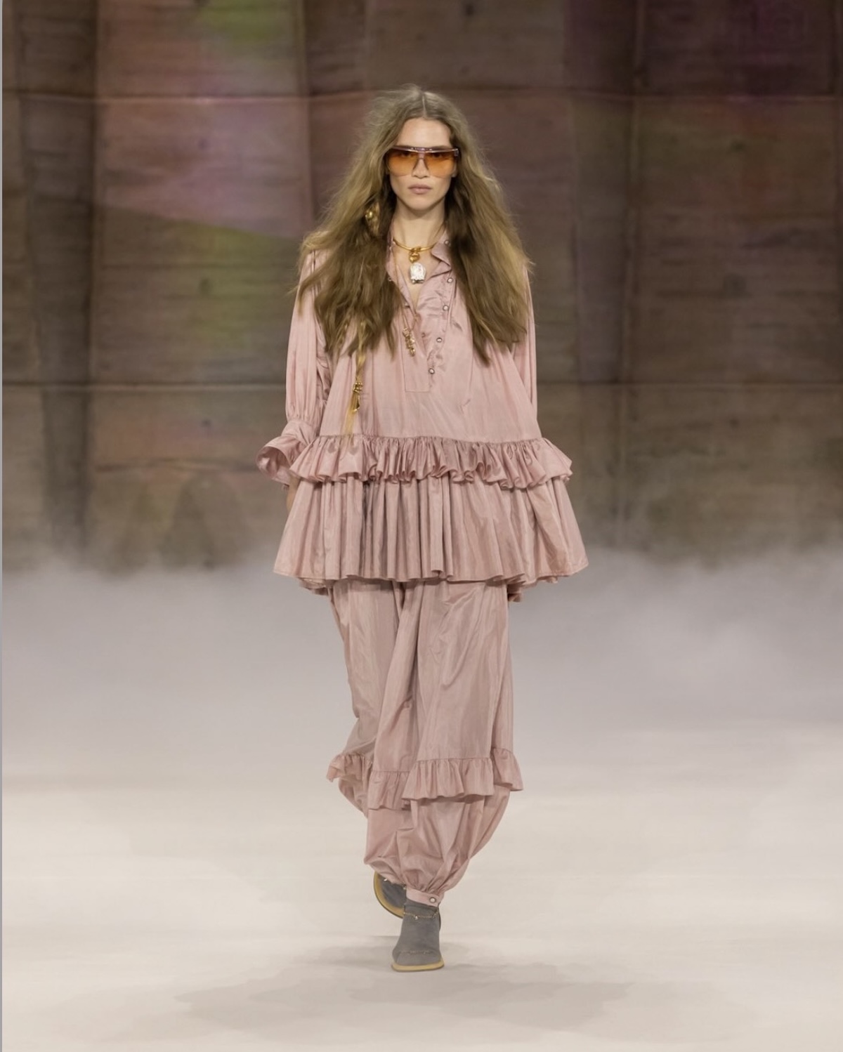 Estilismo de Chloè FW26 con pantalones bombacho