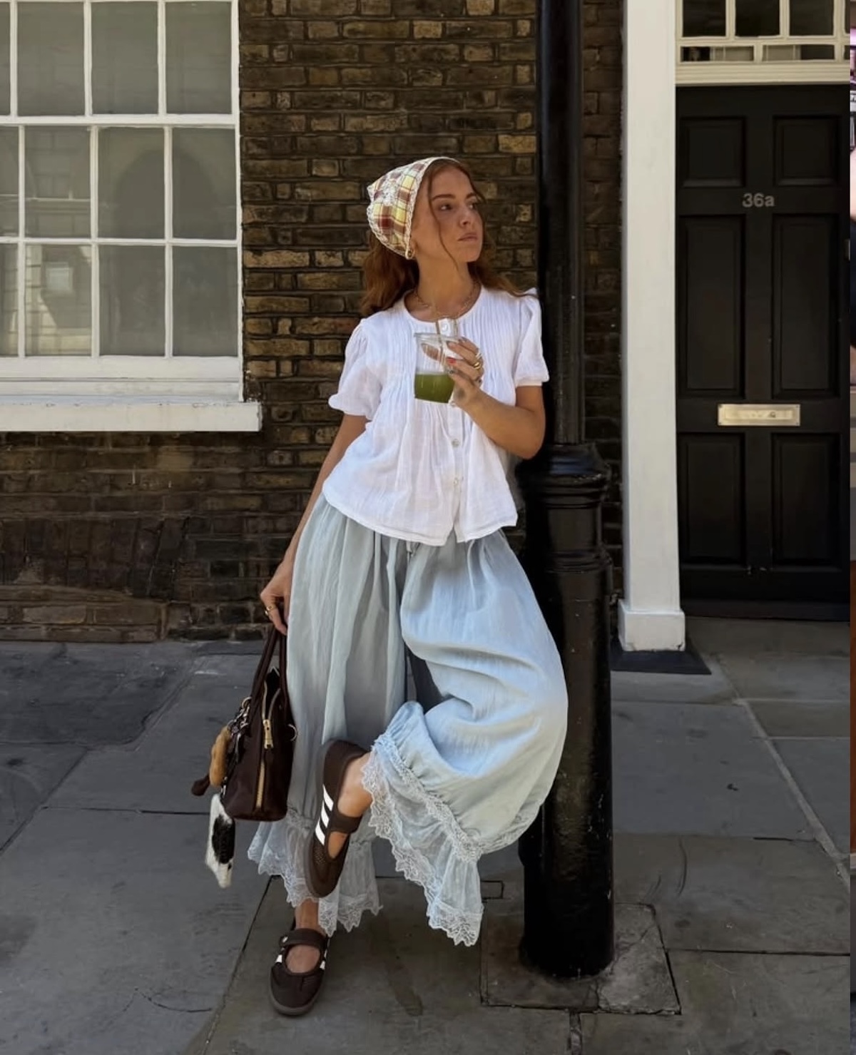 Imagen de estilismo con pantalón ancho en azul bebé. Imagen: @rebeccaferrazwyatt