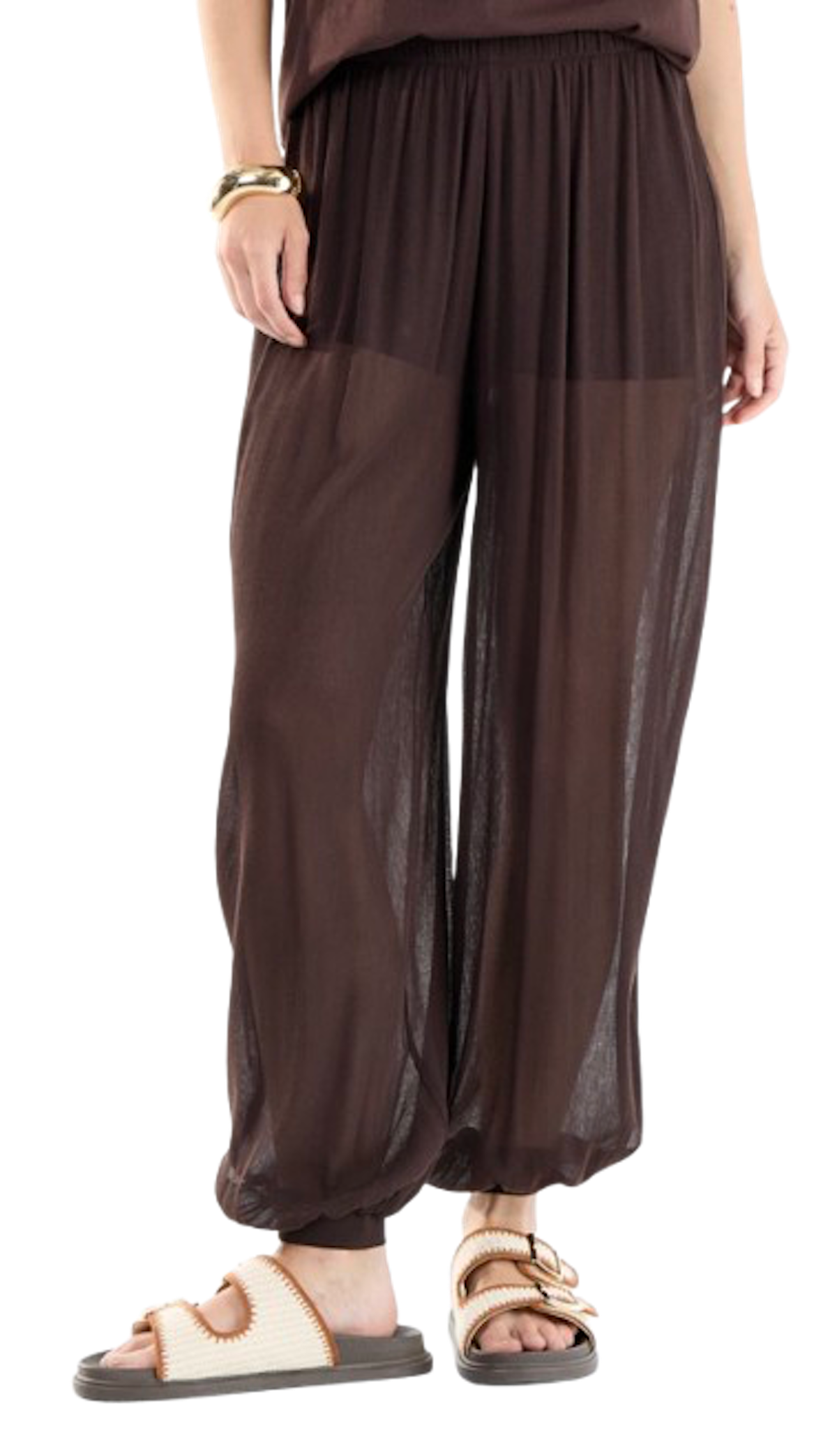 Pantalón marrón bombacho con transparencia de Kiabi. Precio: 20 € 