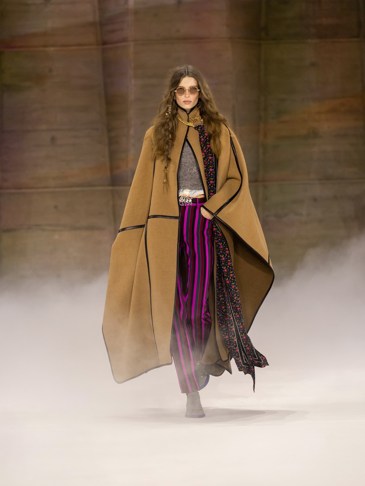 Imagen de un poncho de la colección FW26 de Chloé