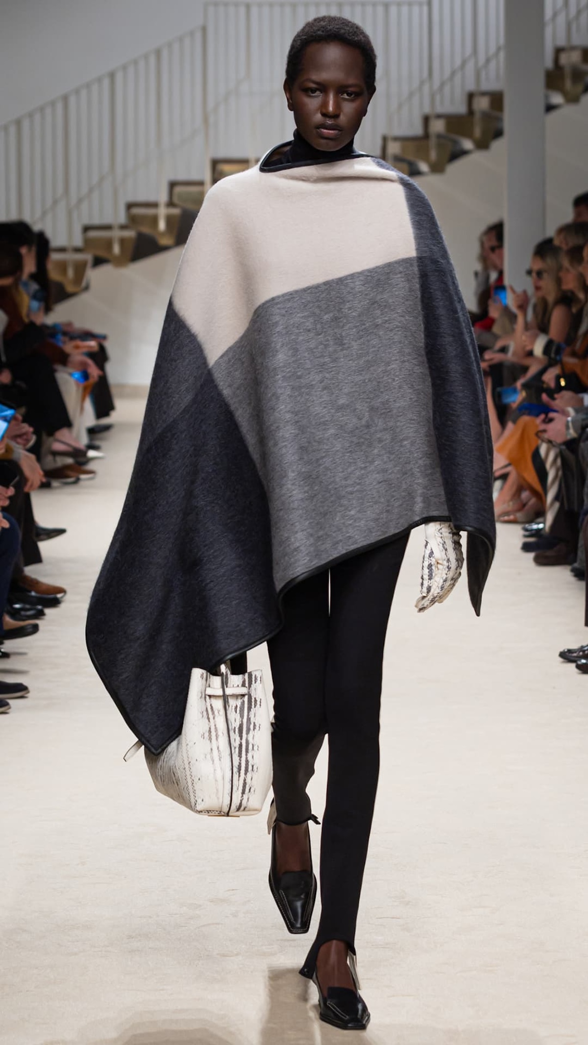 Estilismo de capa de Tod's en su desfile de FW26