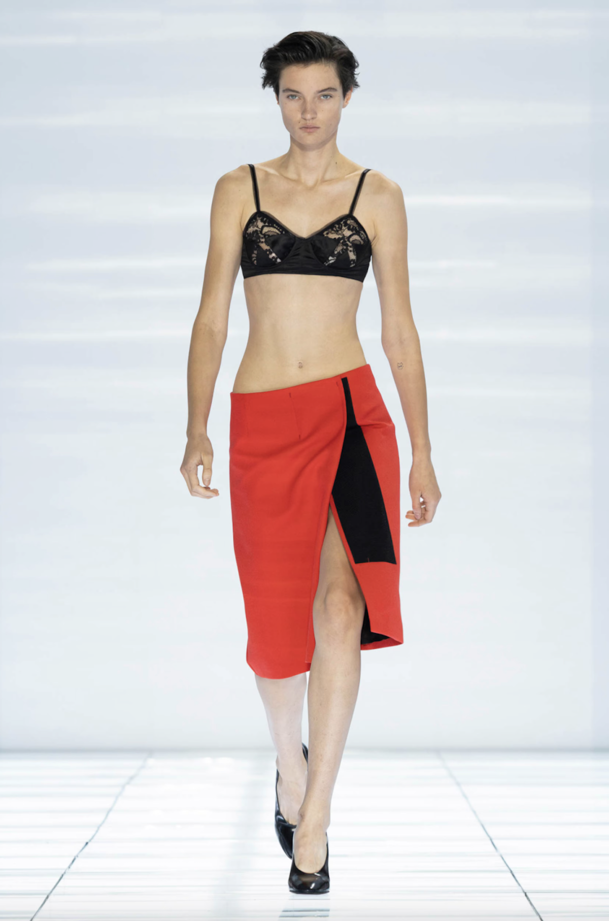 Estilismo de la colección SS27 de Prada formado por una falda roja y bralette