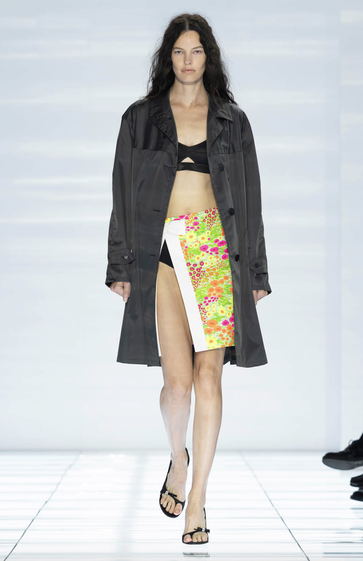 Estilismo de la colección SS27 de Prada formado por una falda estampada y bralette 
