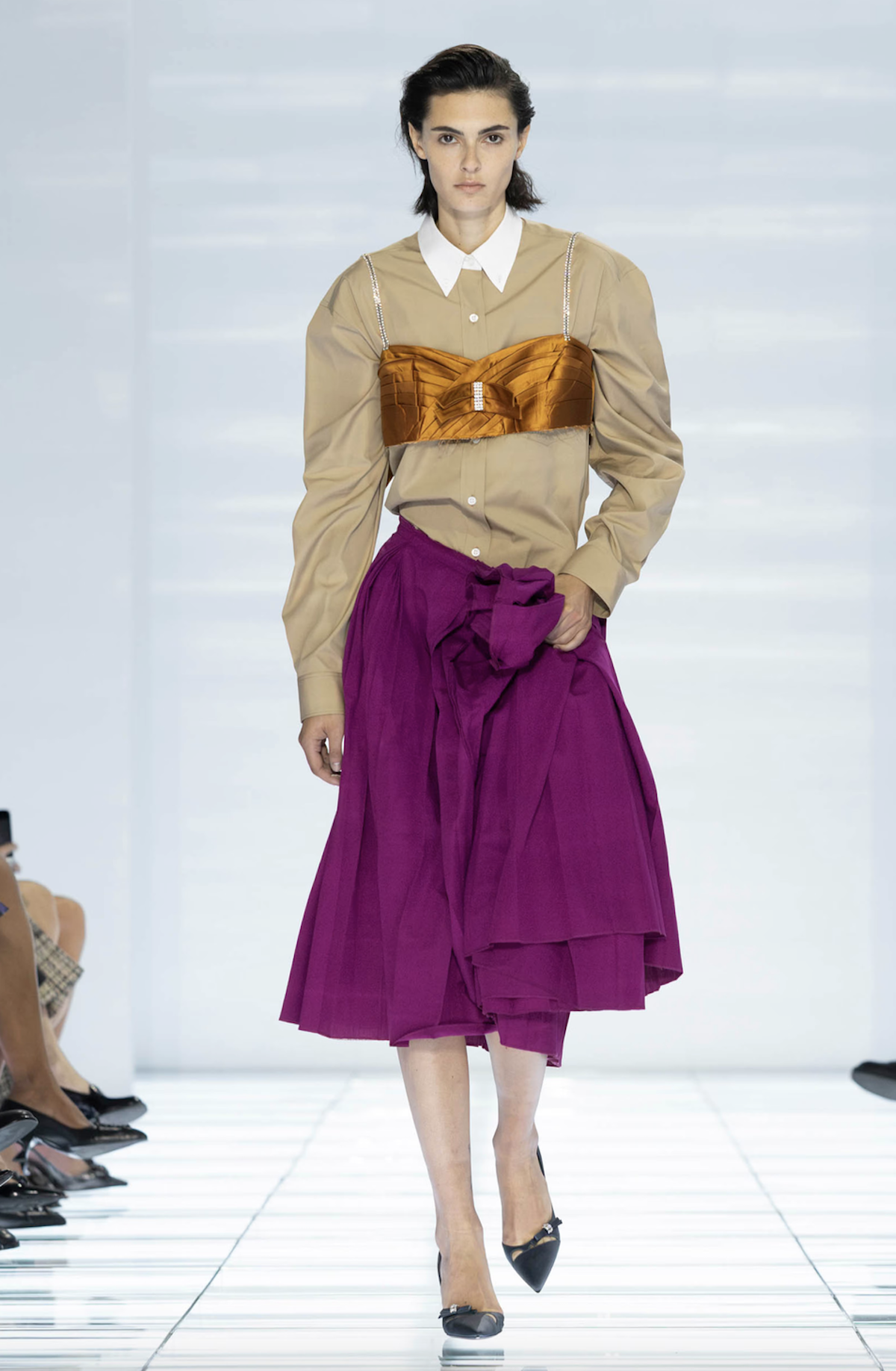 Estilismo de la colección SS27 de Prada formado por una fald, camisa y bralette 