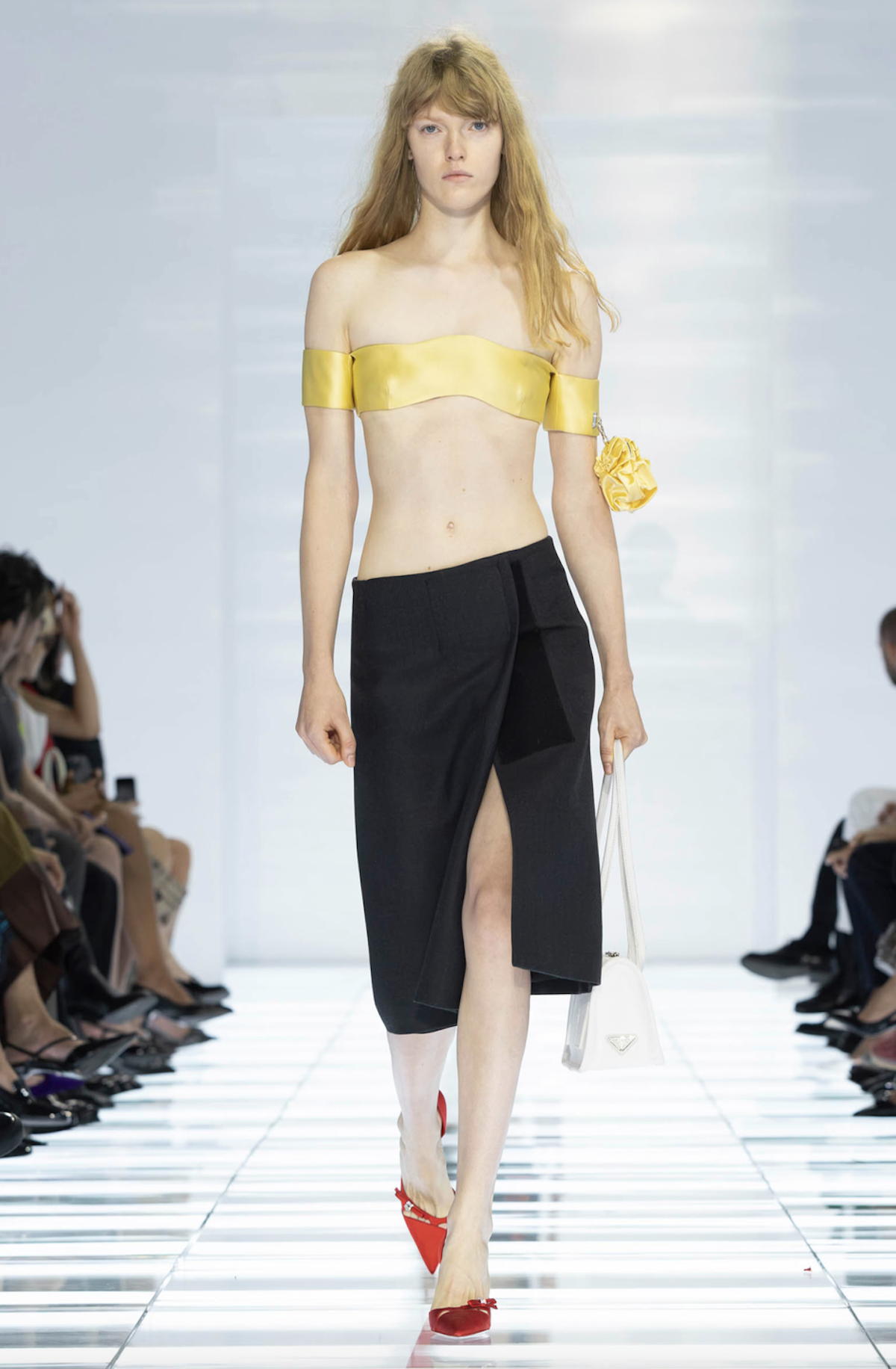 Estilismo de la colección SS27 de Prada formado por una falda y bralette 