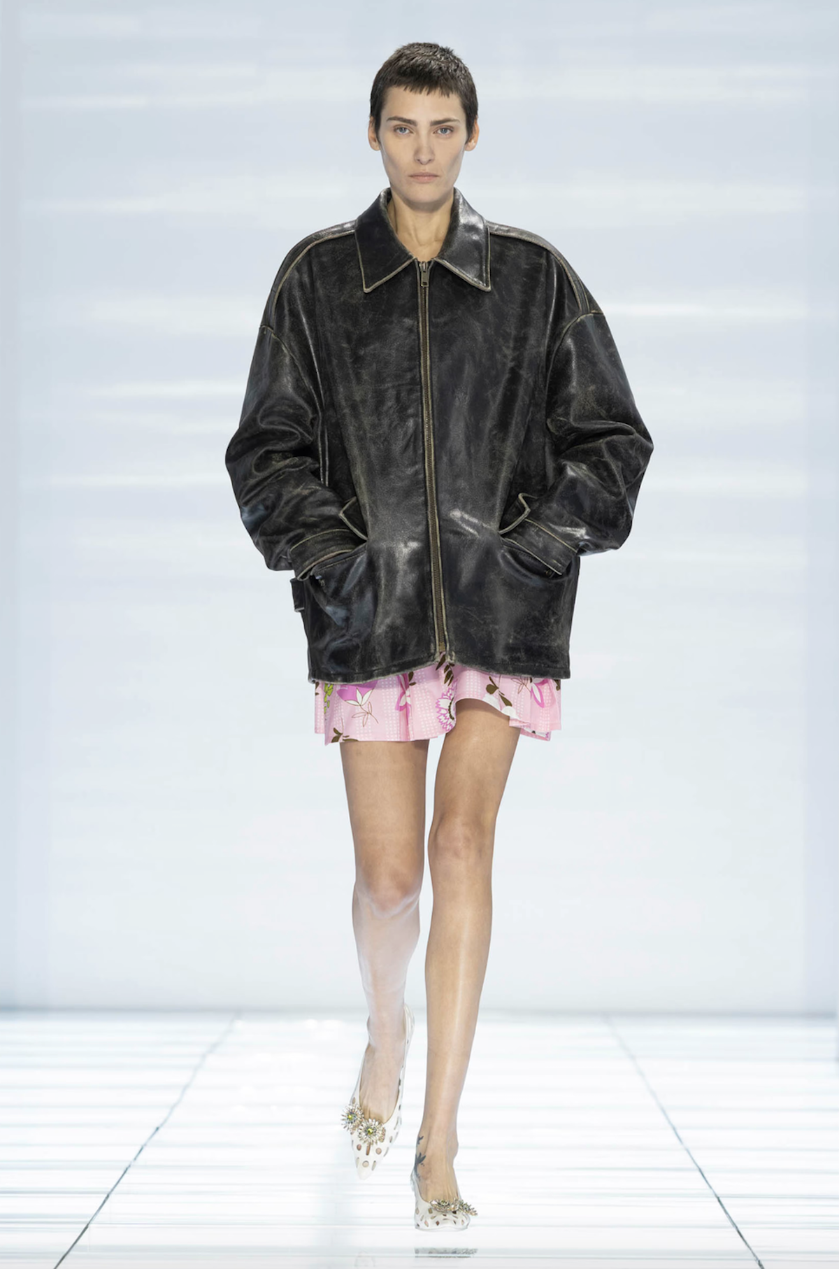 Estilismo de la colección SS27 formado por una chaqueta de cuero