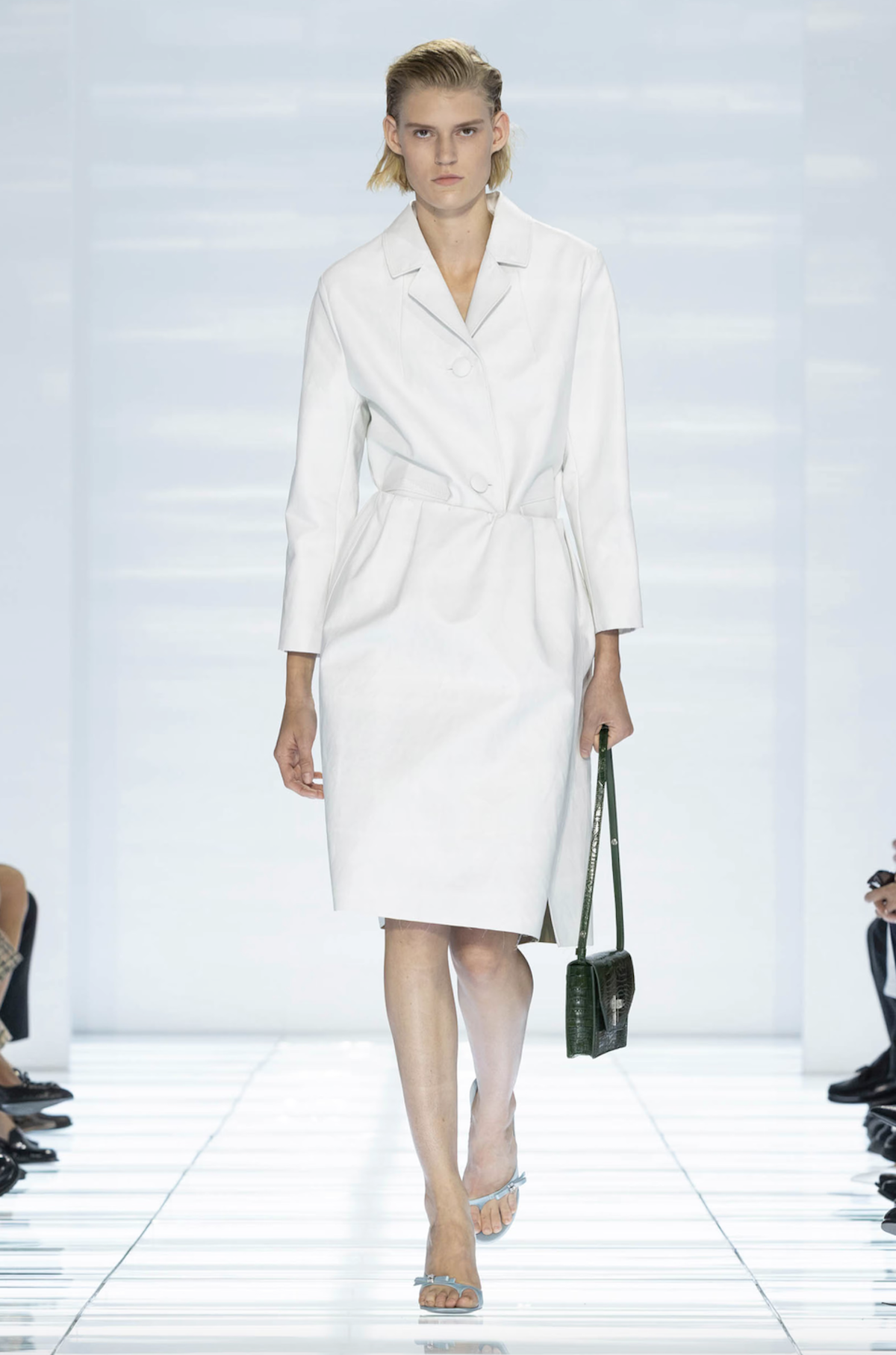 Estilismo de la colección SS27 formado por una gabardina blanca