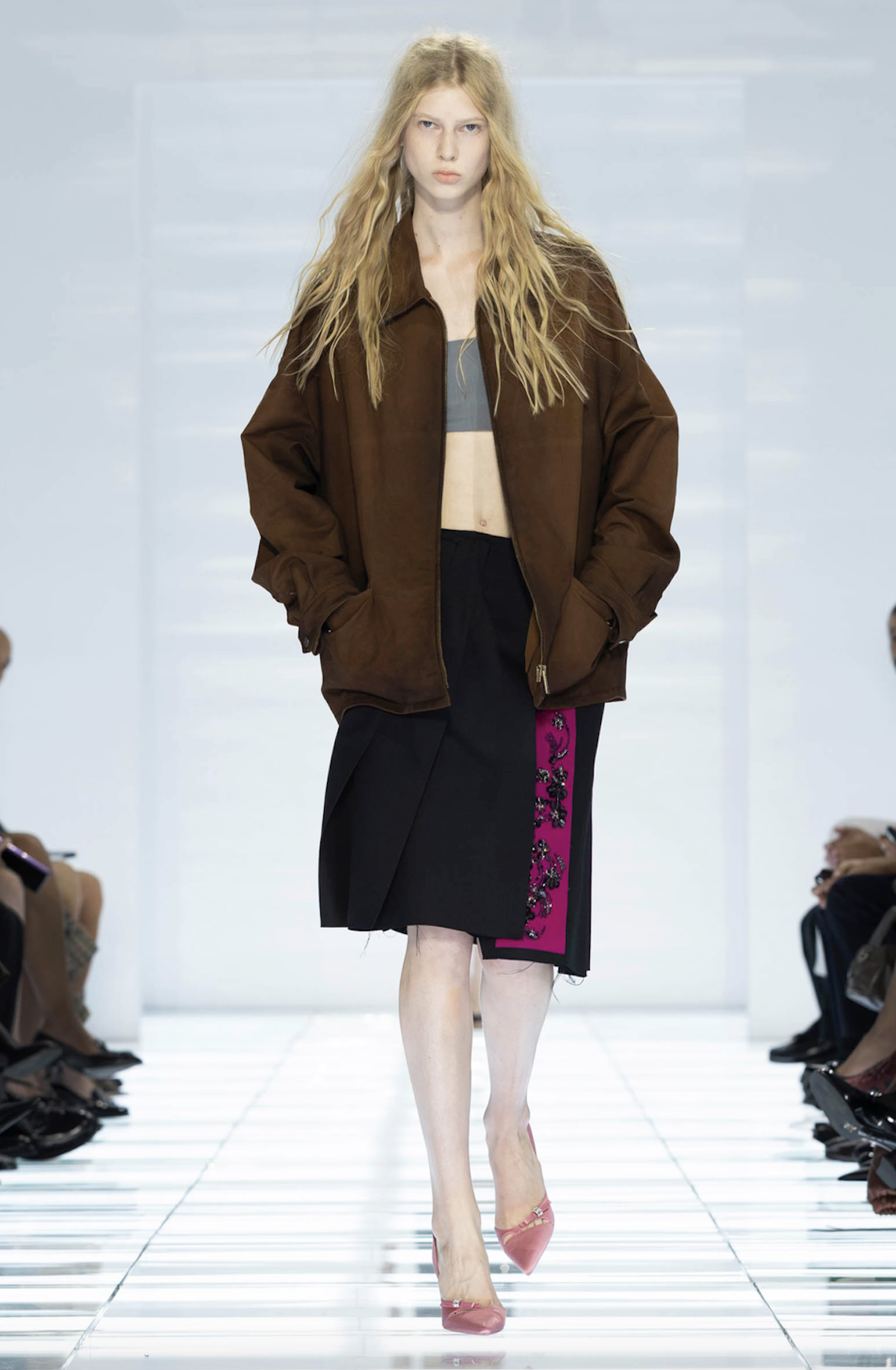 Estilismo de la colección SS27 de Prada formado por una falda, bralette y chaqueta