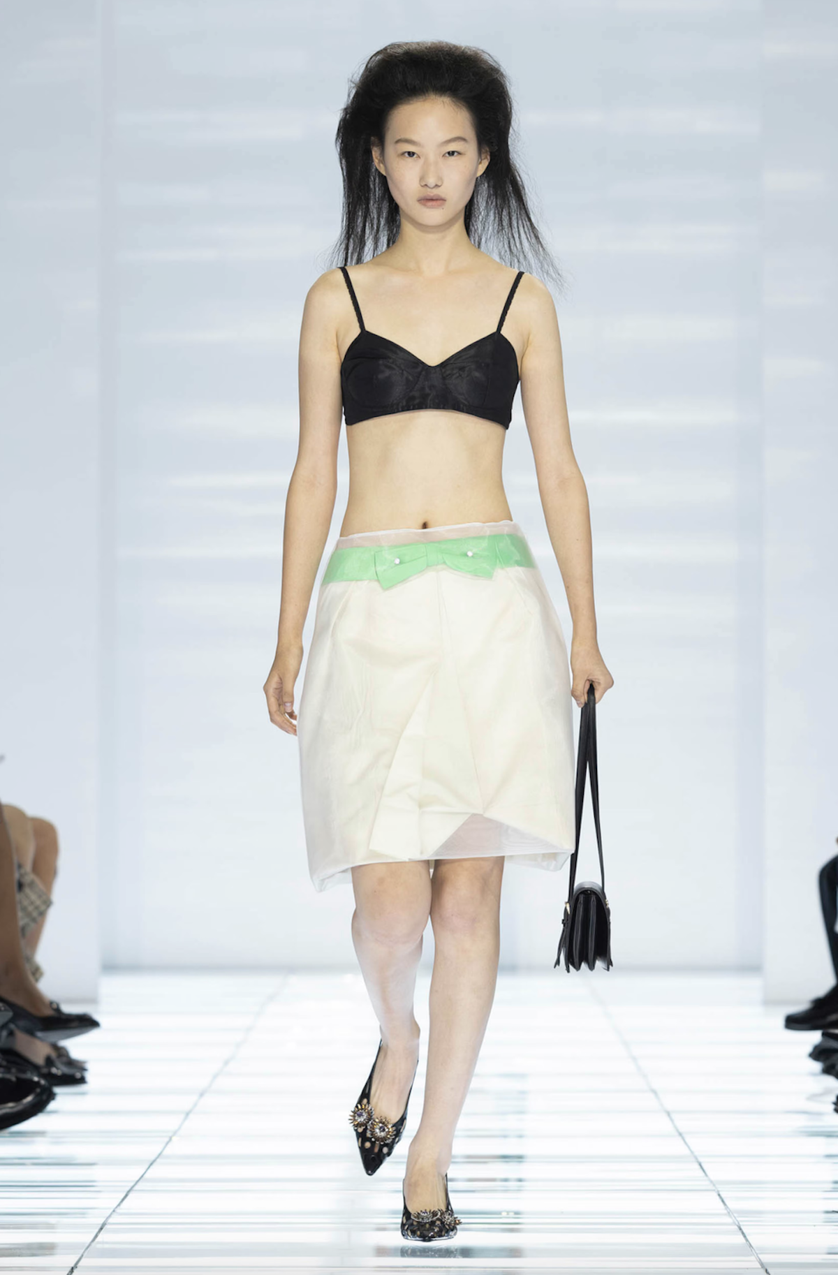 Estilismo de la colección SS27 de Prada formado por una falda de gasa y bralette 