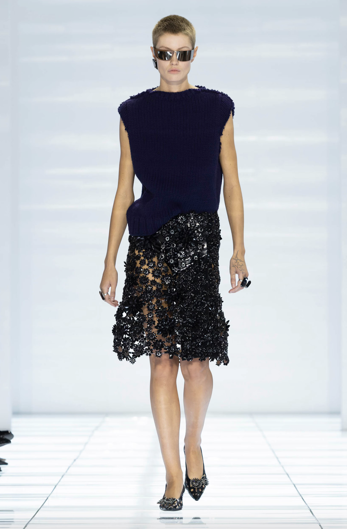 Estilismo de la colección SS27 formado por una falda de pedrería y bralette, todo en negro