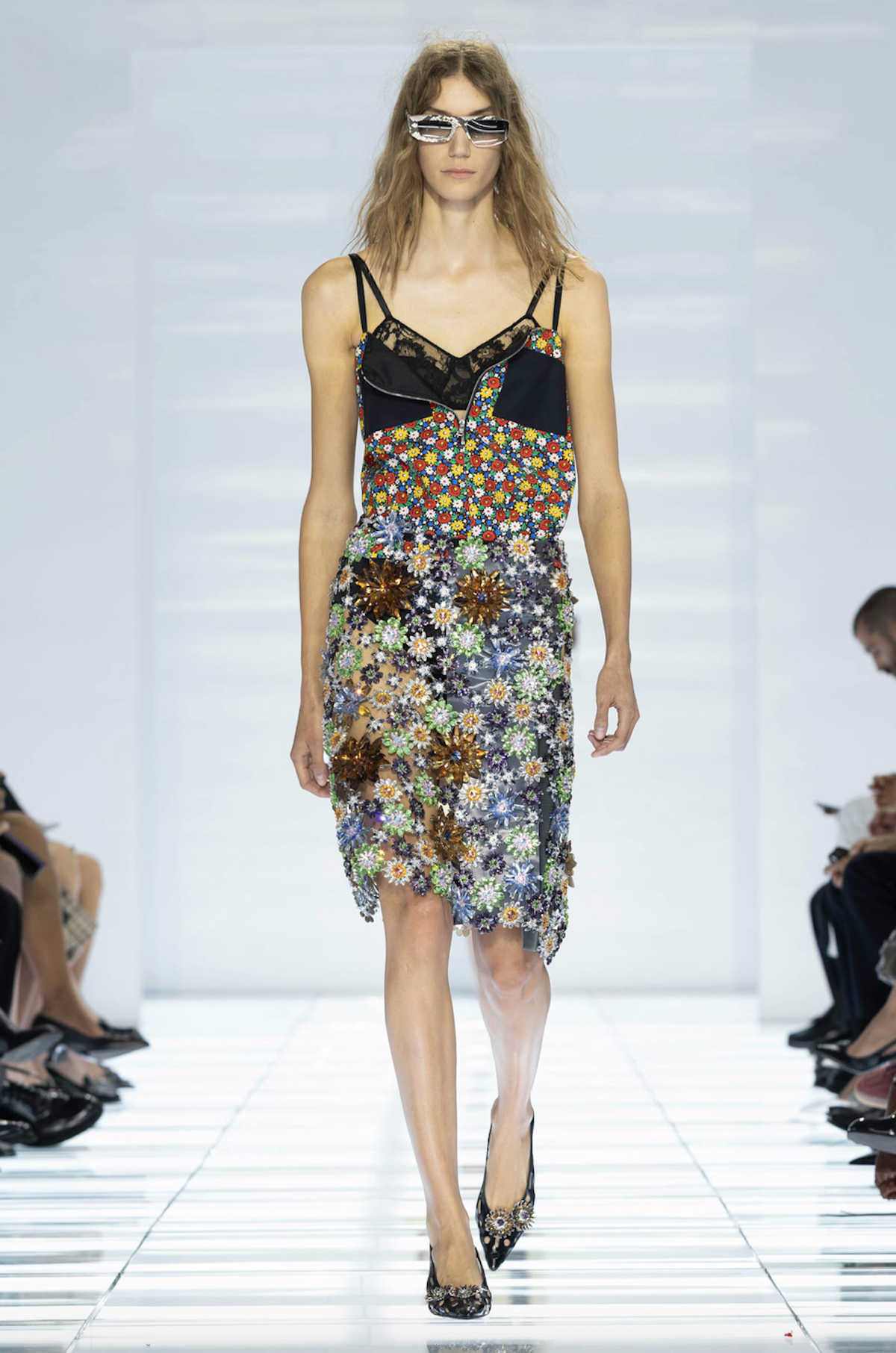 Estilismo de la colección SS27 formado por una falda y top de pedrería