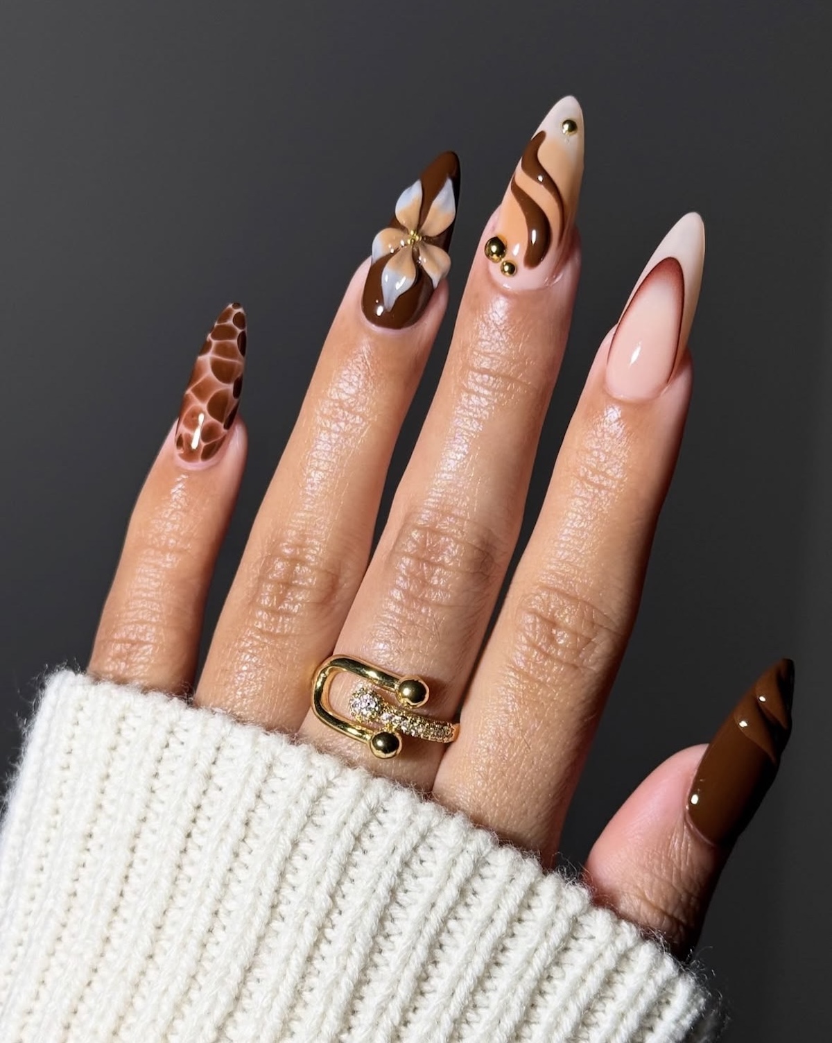 Manicura en colores marrón y vainilla. Imagen: @klawsbysonia