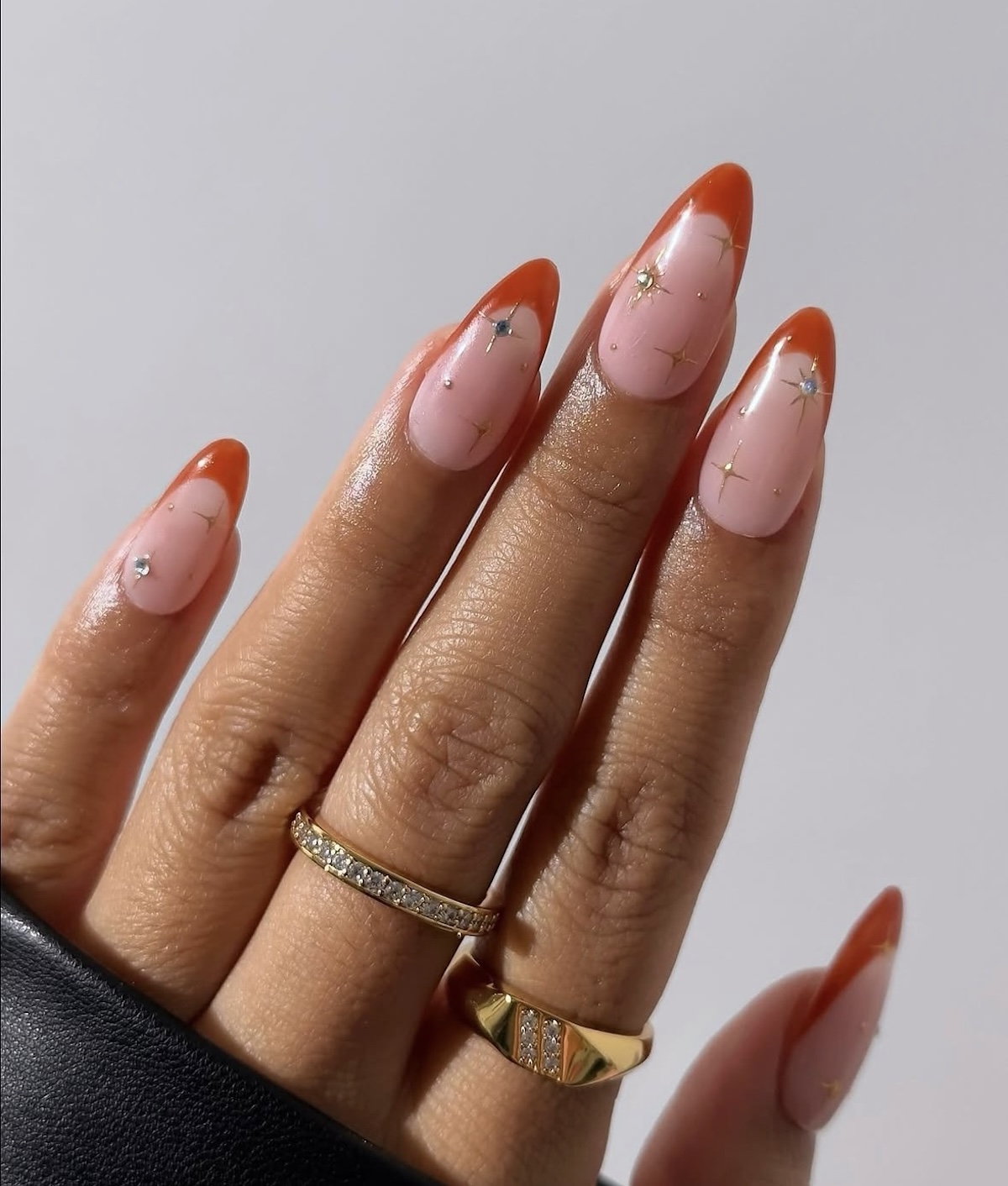 Uñas con gemas estilo pumpkin spice nails. Imagen: @bynicolemv