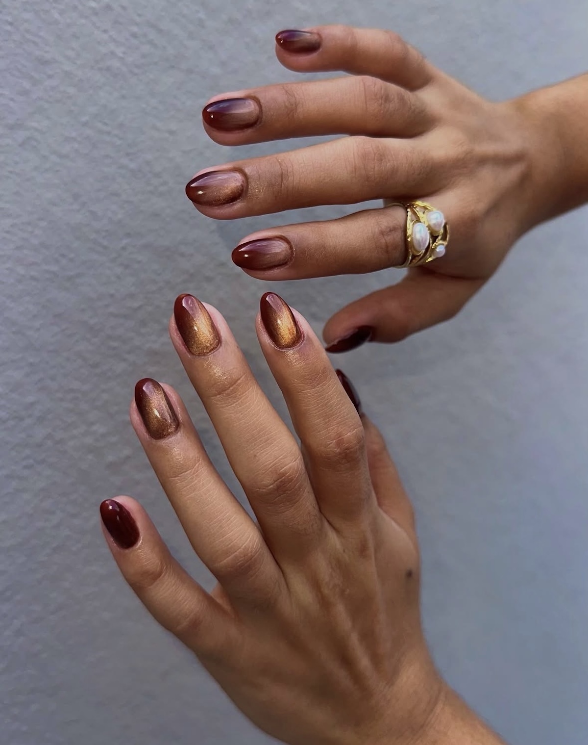 Manicura ojo de gato en marrón. Imagen: @gelpolish_bar