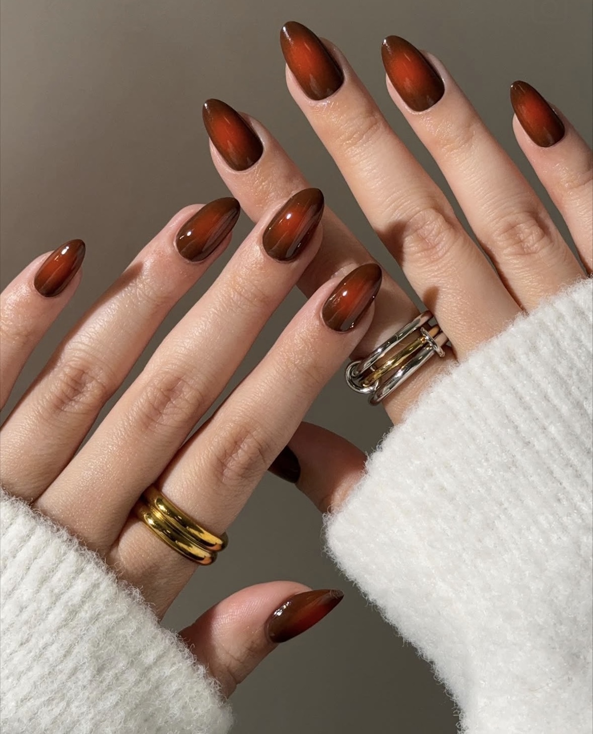 Aura nails en marrón. Imagen: @avrnailswatches