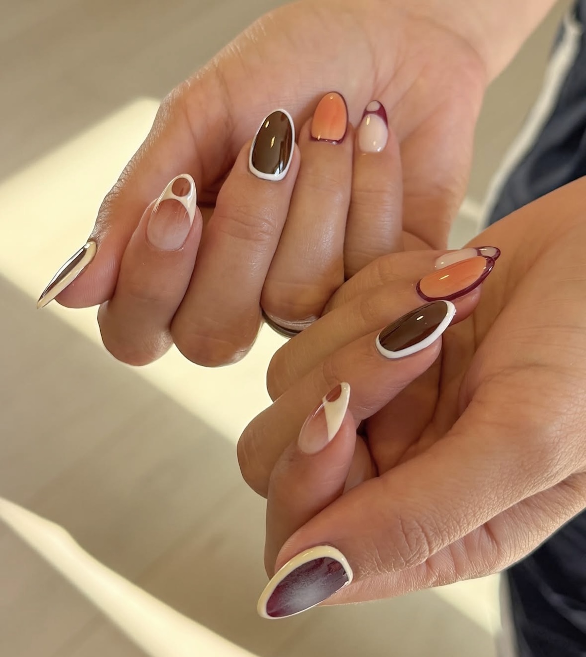 Manicura geométrica en tonalidades otoñales. Imagen: @glossy.studios