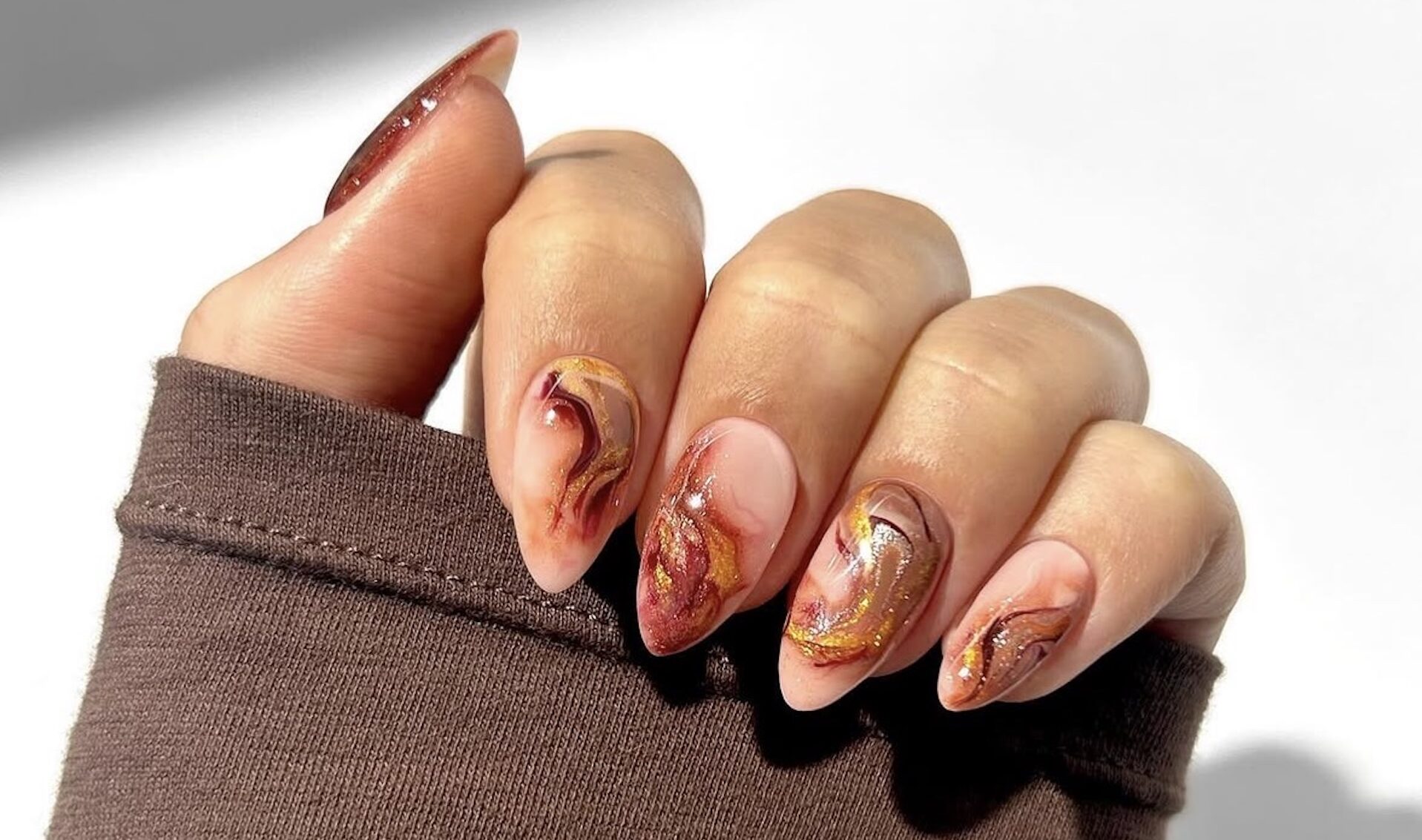 Las «pumpkin spice nails» son las uñas del otoño. Imagen: @thenaillologist