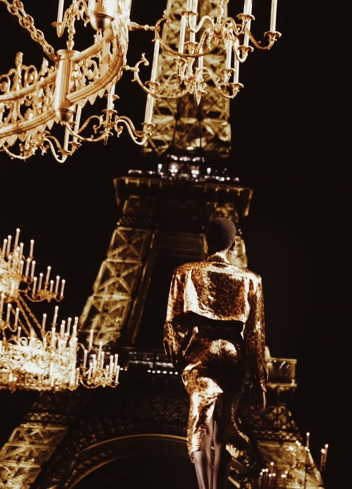 Trasera de una de las saharianas de la colección SS27 de Saint Laurent. Imagen: @ysl