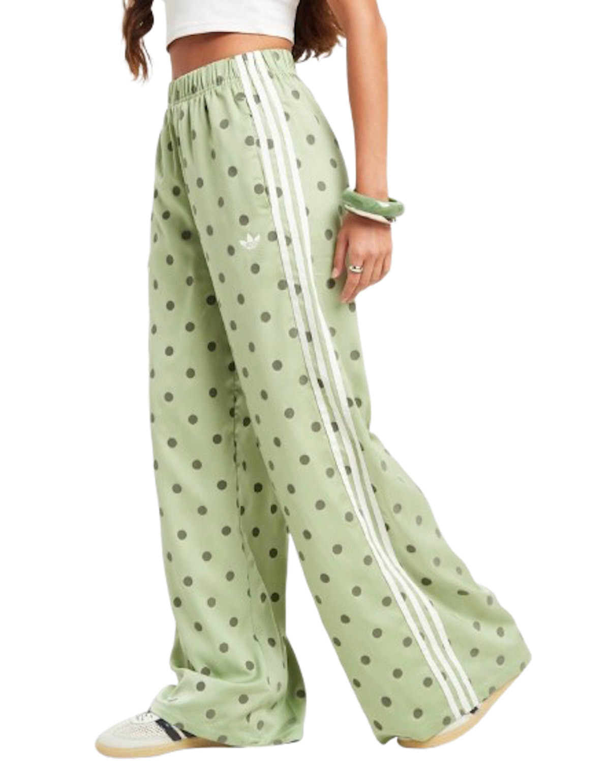 Pantalones de adidas en color pistacho con «polka dots». Vía JD: 70€