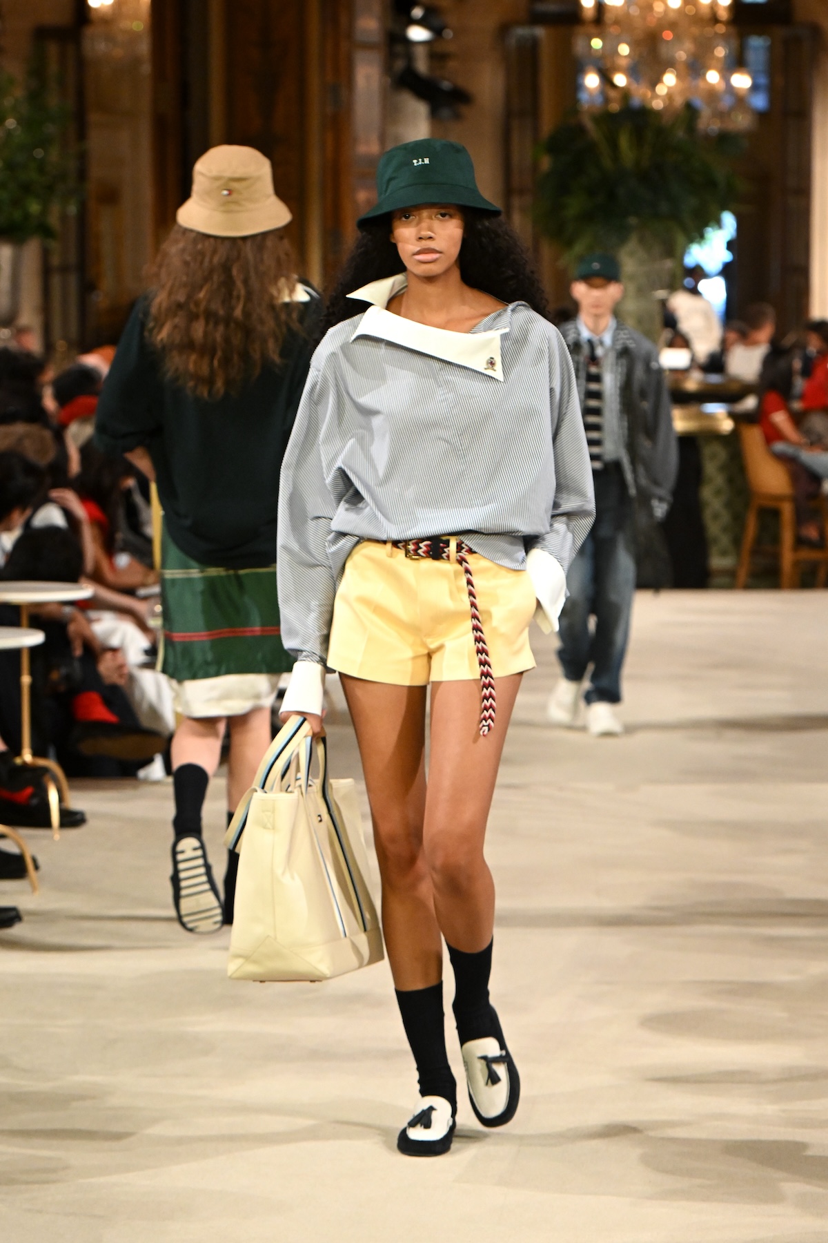 Uno de los estilismos del desfile, con «hot pants»