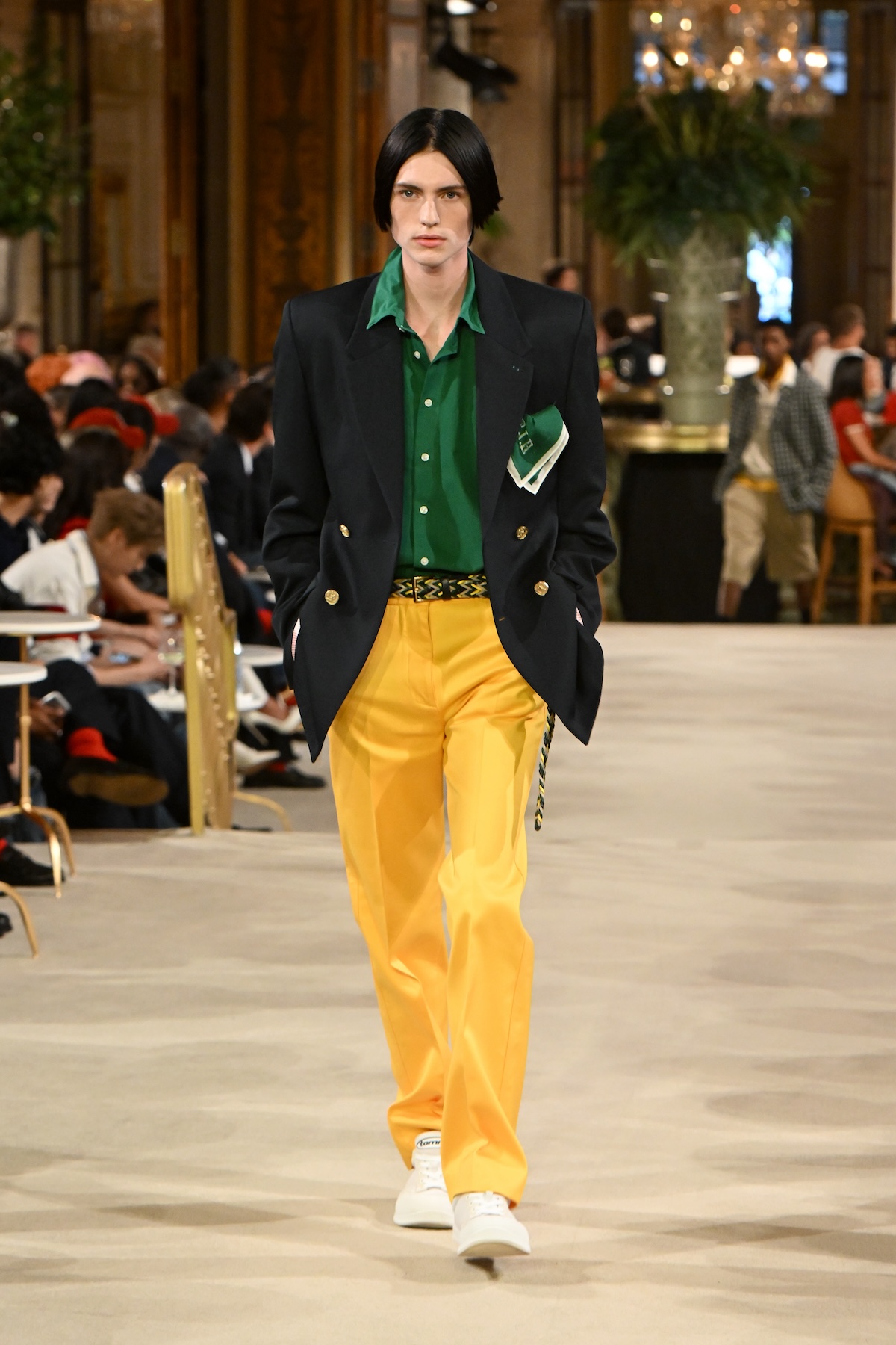 Uno de los estilismos del desfile de Tommy Hilfiger de Primavera 2027, con pantalones amarillos y camisa verde