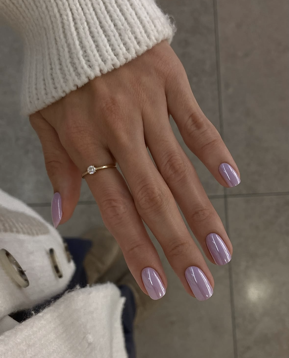 Diseño de uñas lila con efecto cromado. Imagen: @sofia_nailsaesthetics