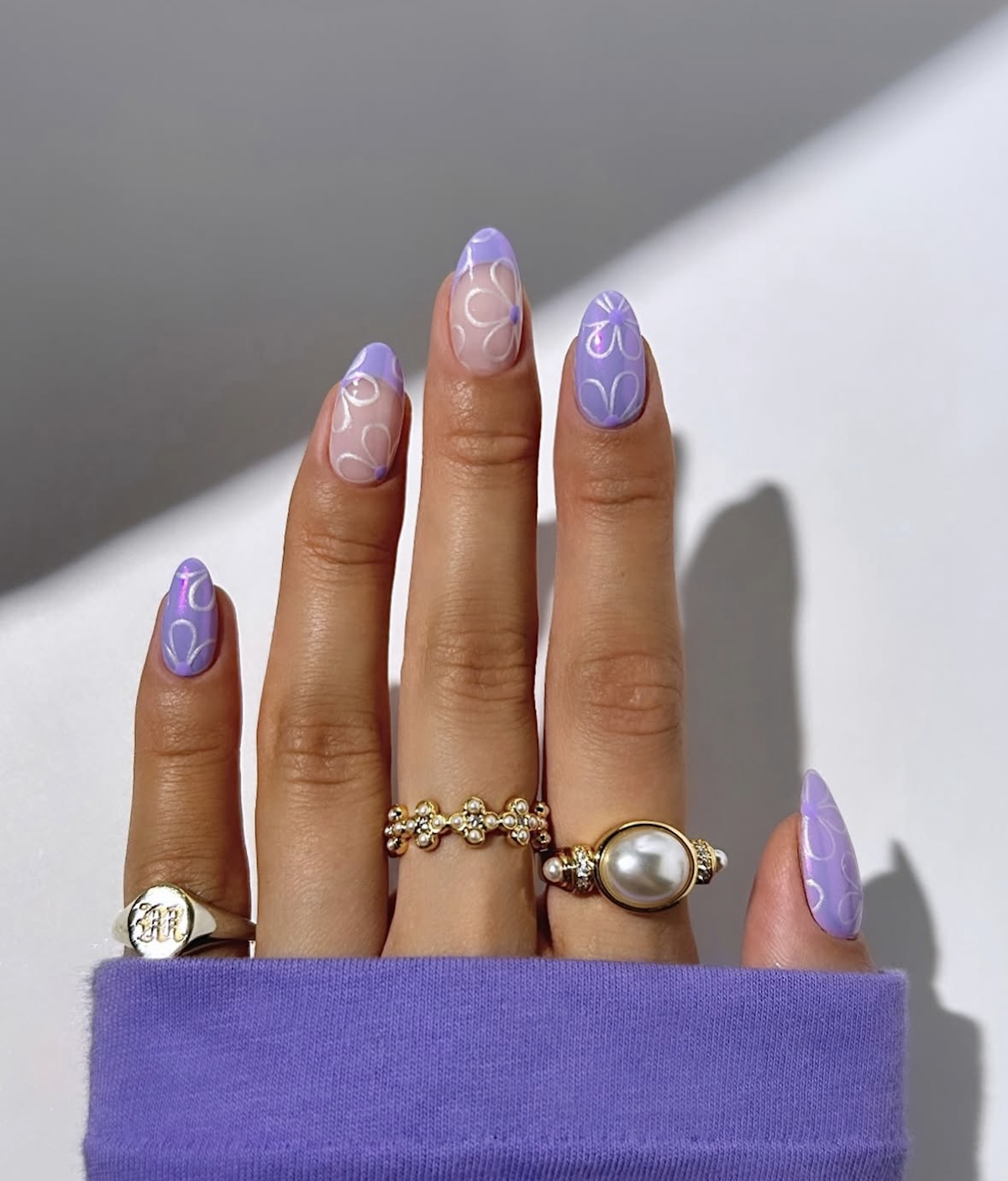 Diseño con detalles en flor. Imagen: @thenailologist