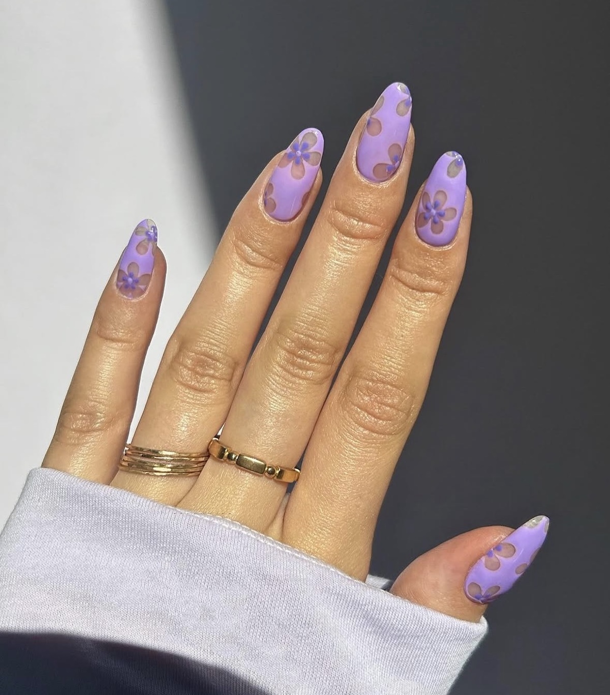 Manicura floral en color lila. Imagen: @thenaillologist
