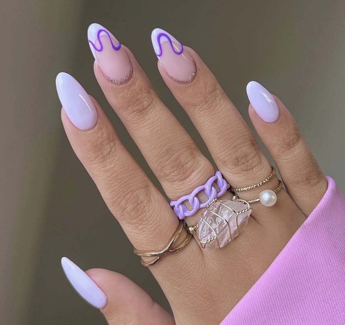 Manicura con onda. Imagen: @nails_by_annabel_m
