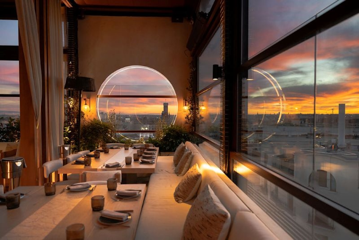 La azotea de Makáá, en el Hotel Thompson Madrid, donde gastronomía, música y vistas sobre la Plaza del Carmen alargan las noches de verano. Imagen: cortesía de Makáá.