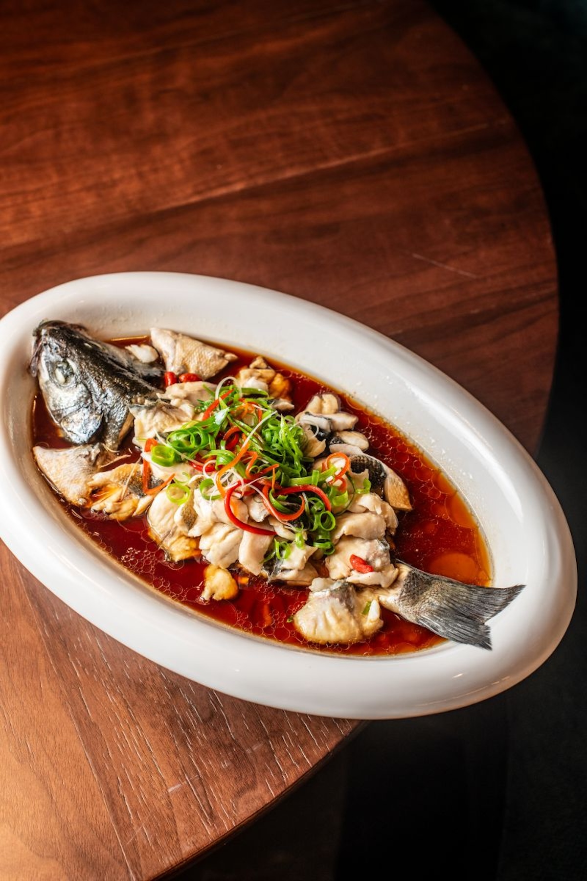 El pescado cocido en caldo picante de Sichuan, uno de los platos más representativos de La Mesa de Jade. Imagen: cortesía de la marca