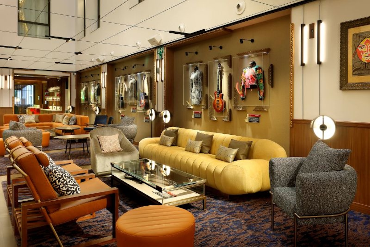El lobby de Hard Rock Hotel Madrid, un espacio que mezcla diseño contemporáneo y memorabilia musical en pleno corazón de la capital. Imagen: cortesía de Hard Rock Hotel Madrid