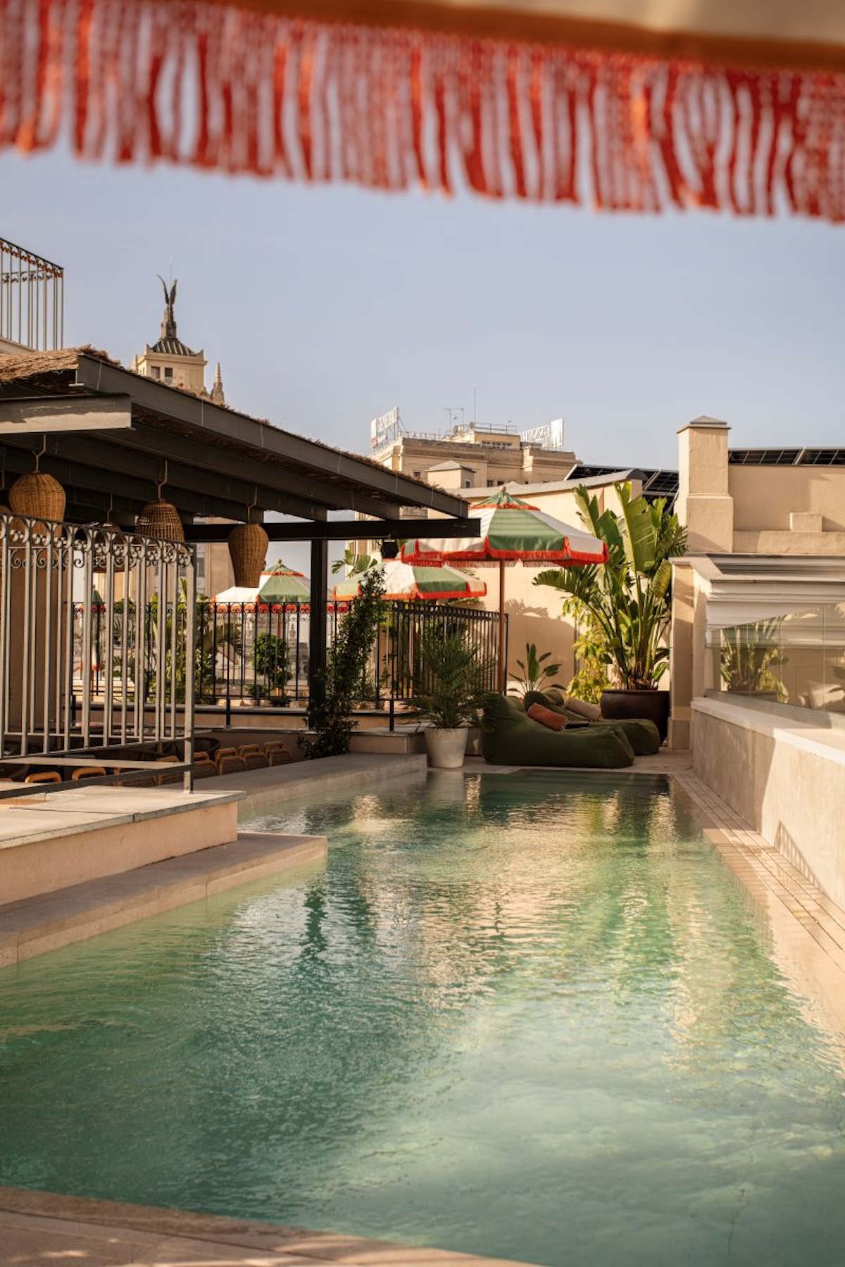 La piscina de Nômade Temple Madrid, un refugio urbano en plena Gran Vía desde el que alargar un poco más la sensación de verano. Imagen: cortesía de Nômade Temple Madrid.