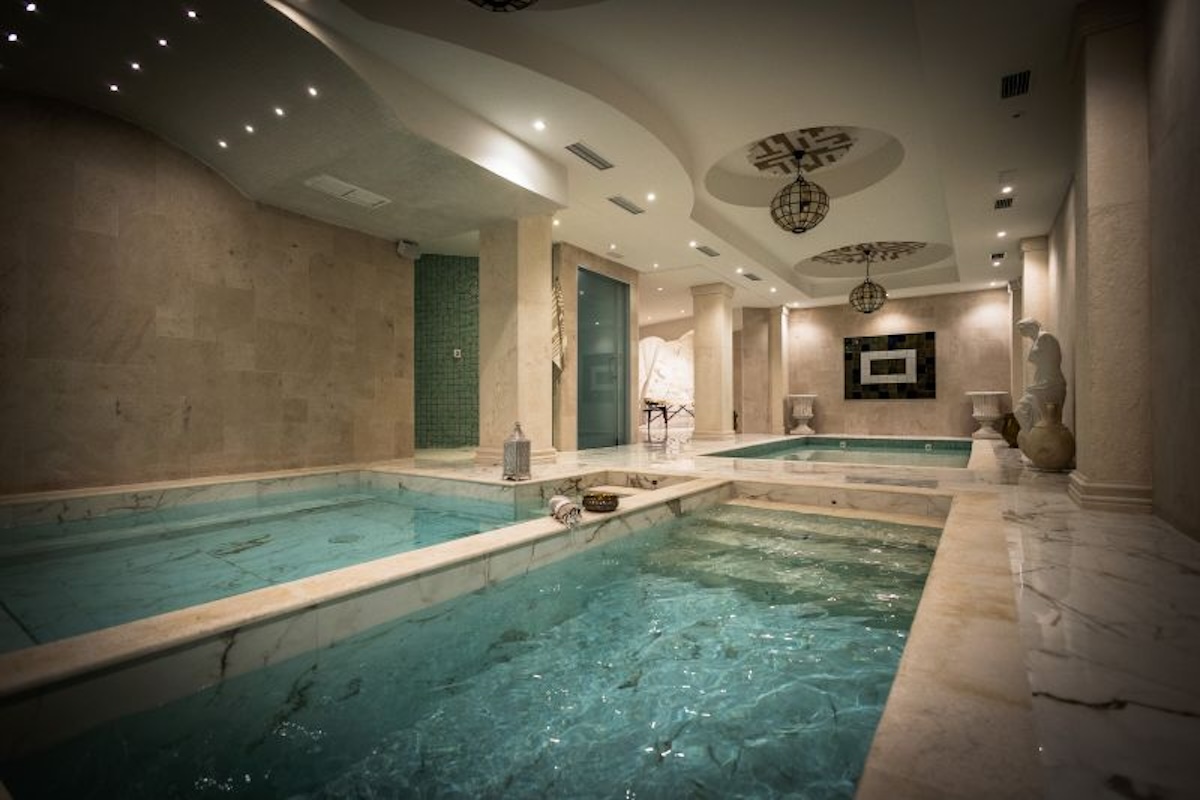 Las piscinas de mármol de Hammam Sulis, un refugio inspirado en los baños árabes tradicionales para desconectar del ritmo de Madrid. Imagen: cortesía de Hammam Sulis