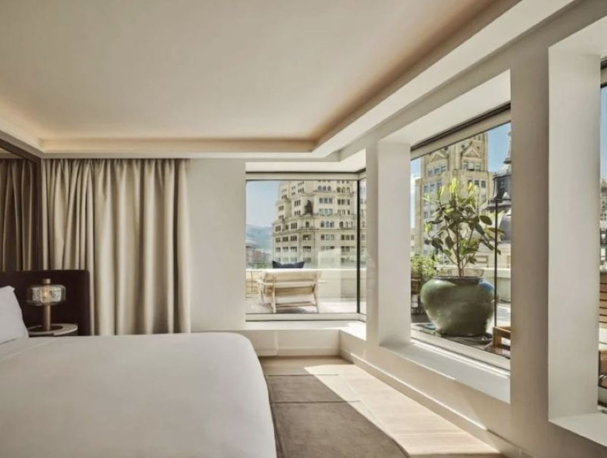 Uno de los espacios de Nobu Hotel Madrid, donde el minimalismo japonés y los materiales naturales crean una atmósfera pensada para bajar el ritmo. Imagen: cortesía de Nobu Hotel Madrid.