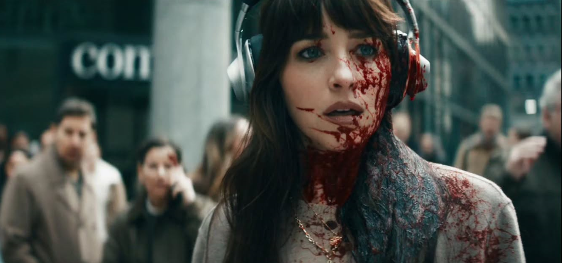 Dakota Johnson en «Verity. La sombra de un engaño» la adaptación de la novela de Colleen Hoover. Thriller psicológico que protagoniza junto a Anne Hathaway y que se estrena en cines este octubre