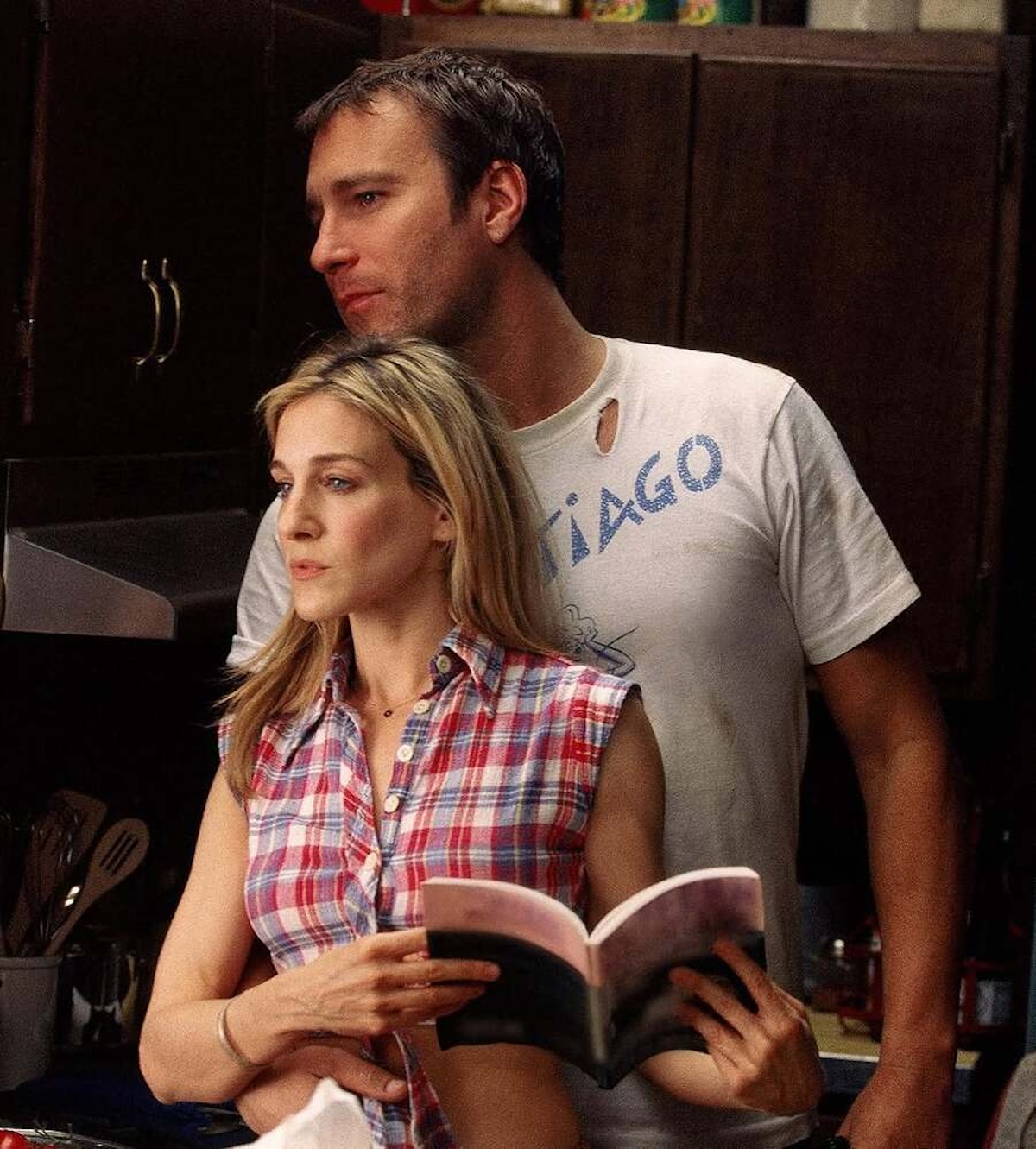 Sarah Jessica Parker (Carry Bradshaw) y John Corbett (Aidan Shaw) en una escena a las afueras de la ciudad, en «Sex and the City», con libros. Imagen: @justlikethatmax 