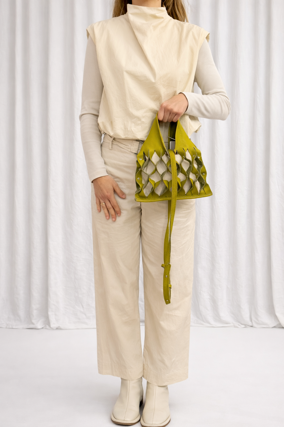 Bolso Petit Piel hecho a mano en San Sebastián, disponible en la concept store de Dalas Handmade 