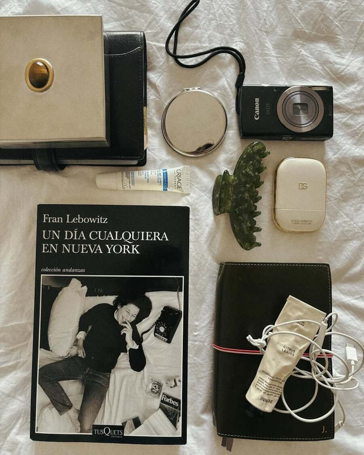 «Un día cualquiera en Nueva York», una colección de crónicas de la escritora estadounidense Fran Lebowitz que retrata con humor y sarcasmo la vida en Nueva York. Imagen: @sundayatjuanas 