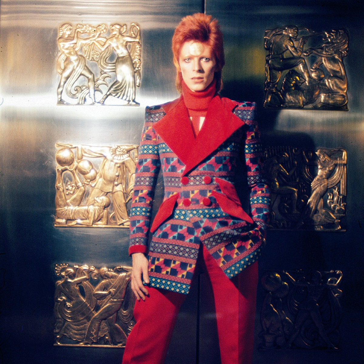 David Bowie caracterizado como Ziggy Stardust en 1973, con su característica estética glam y andrógina, en el Radio City Music Hall de Nueva York