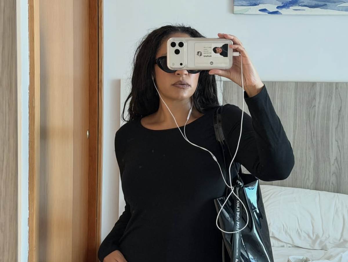 Amynata posa frente al espejo con un total look negro y accesorios de estética dosmilera