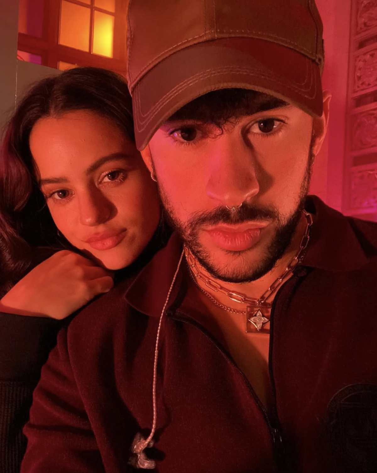 Rosalía y Bad Bunny juntos durante su aparición en «Saturday Night Live». Imagen: @rosalia.vt