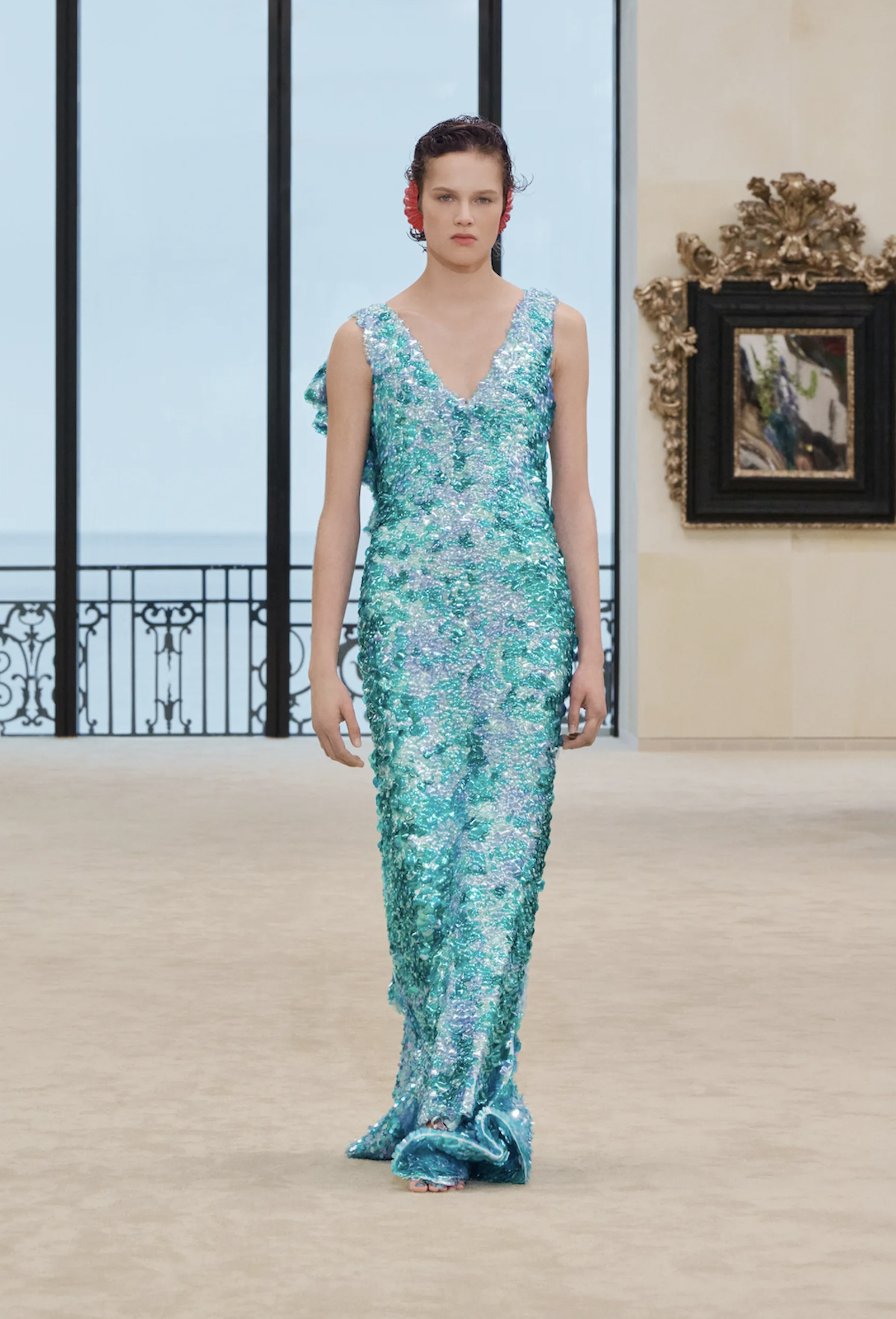 Look de la colección Cruise 2026/27 de CHANEL presentada en Biarritz, la primera propuesta Crucero de Matthieu Blazy para la maison. Imagen:
