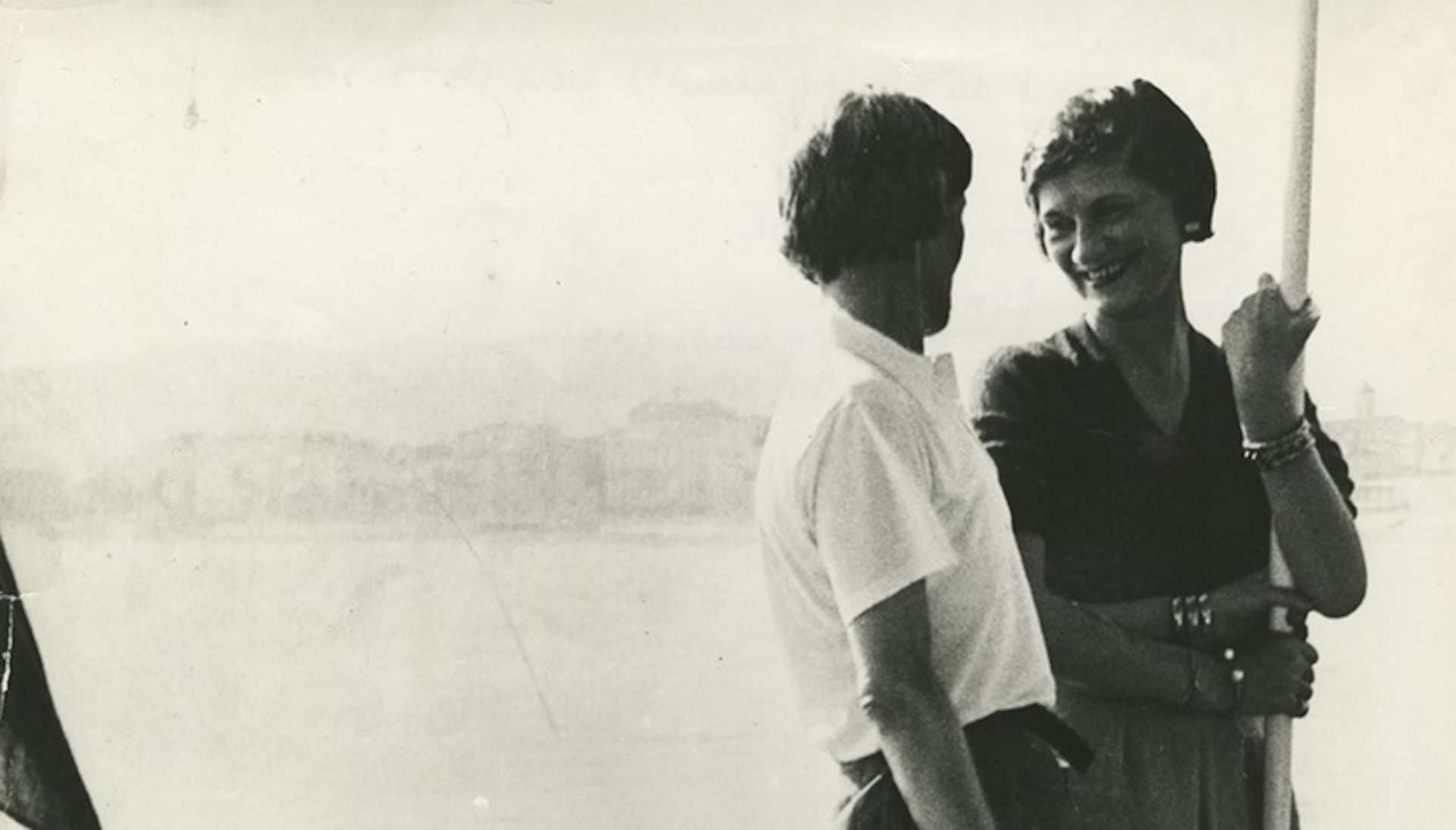 Gabrielle Chanel y Marthe Davelli en 1930. Matthieu Blazy regresa a los orígenes de la maison con Chanel Crucero 2027/28 en Deauville. Imagen: cortesía de CHANEL