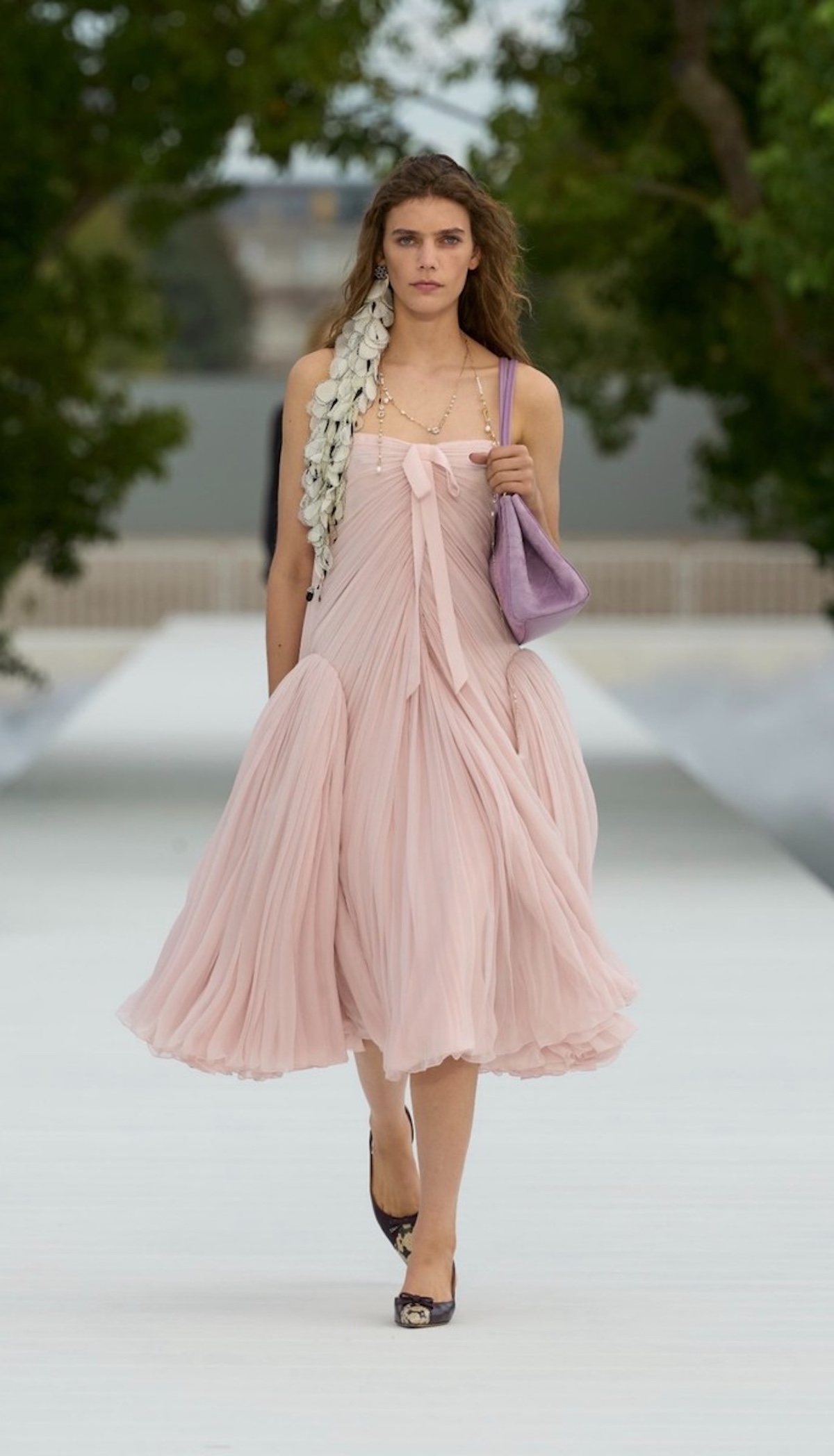 Un vestido rosa de silueta voluminosa muestra la nueva visión de la feminidad de Jonathan Anderson para Dior SS27